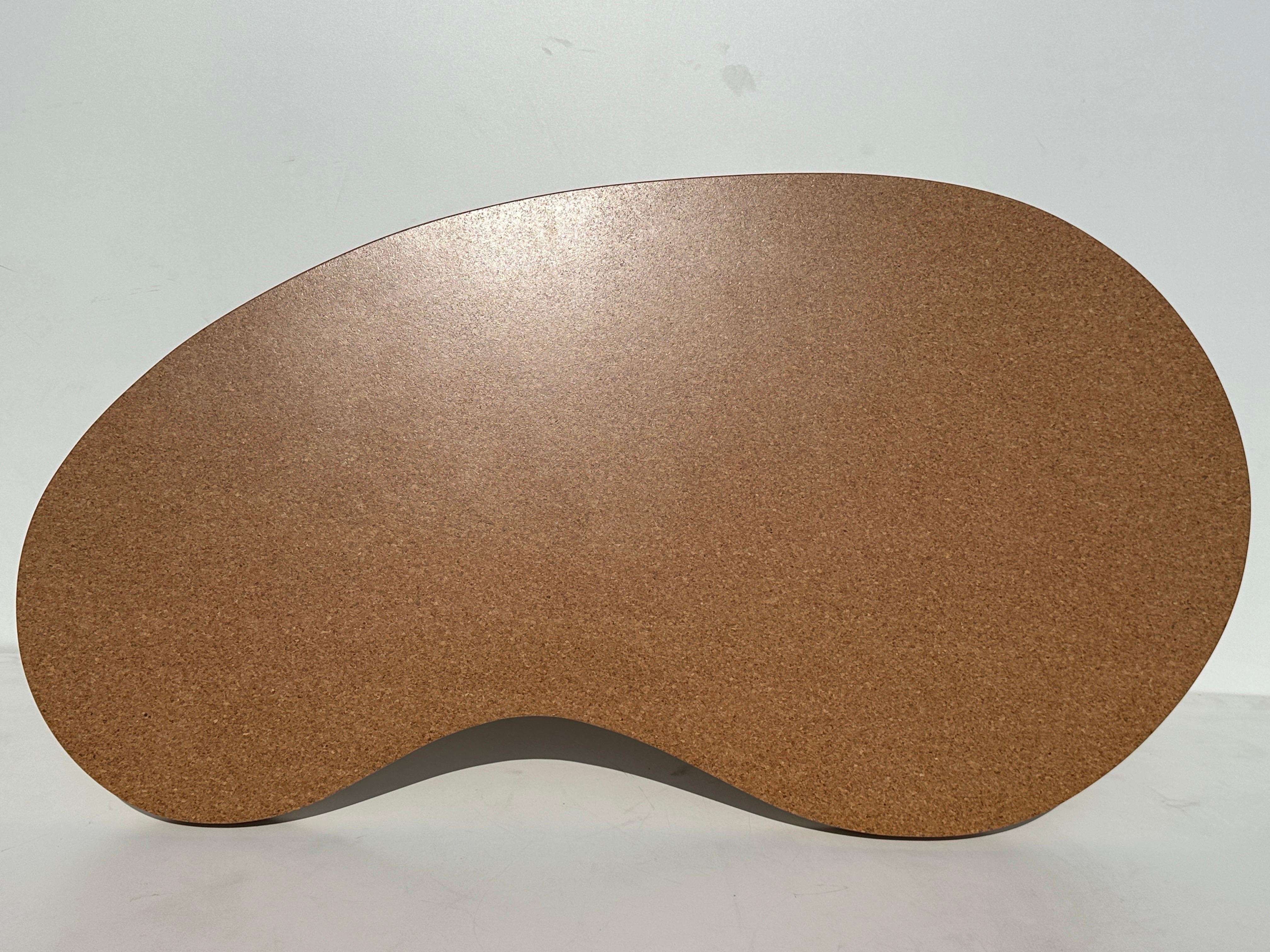 Mid-Century Modern Table basse en forme de rein en liège et Oak Oak en vente