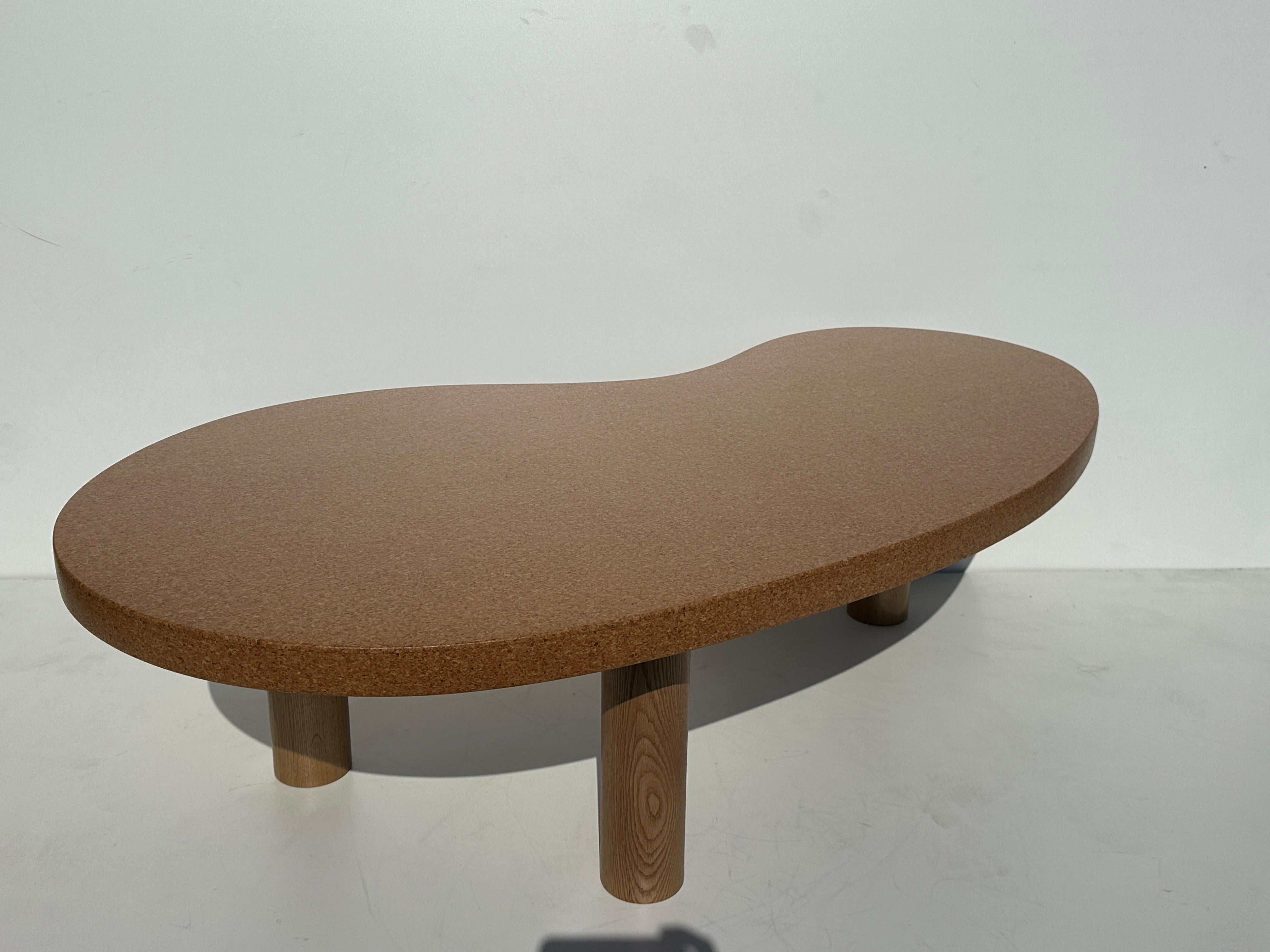 Table basse en forme de rein en liège et Oak Oak Bon état - En vente à North Hollywood, CA