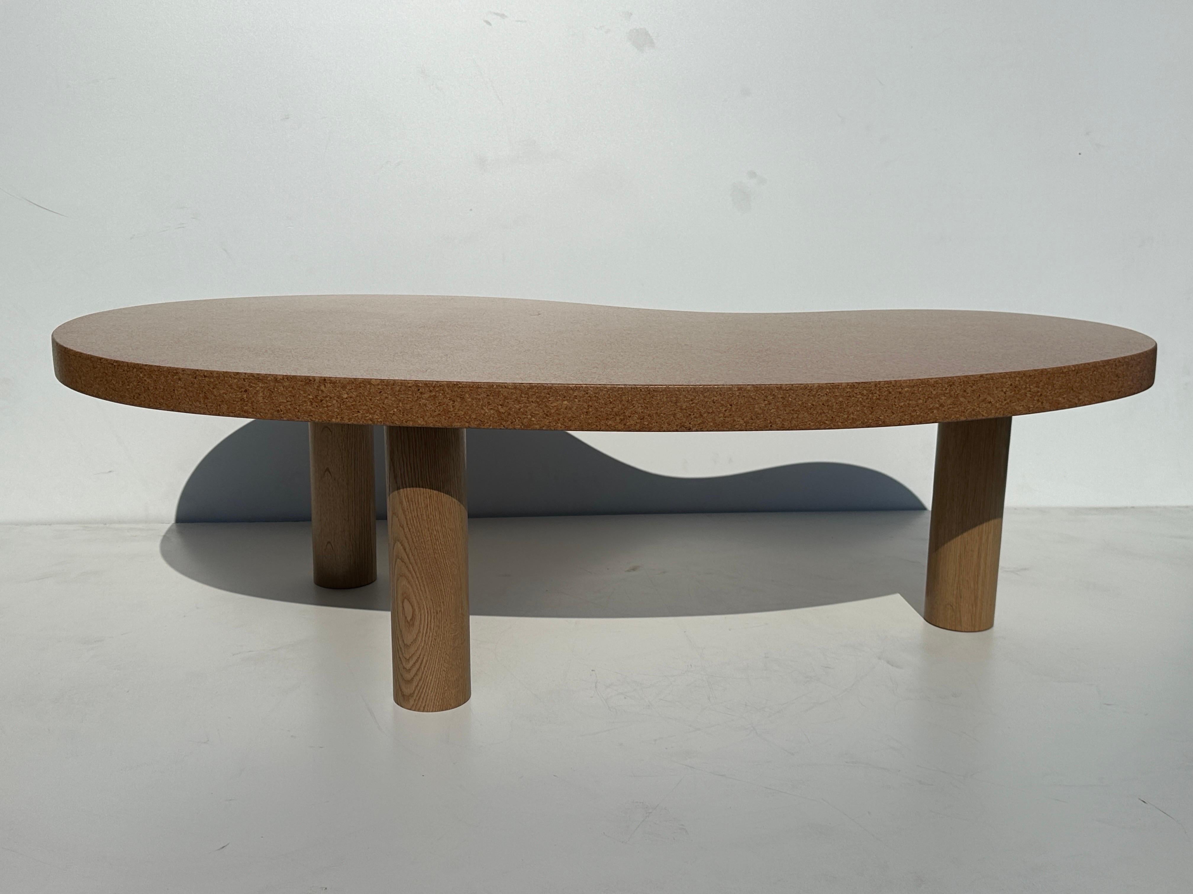 Milieu du XXe siècle Table basse en forme de rein en liège et Oak Oak en vente