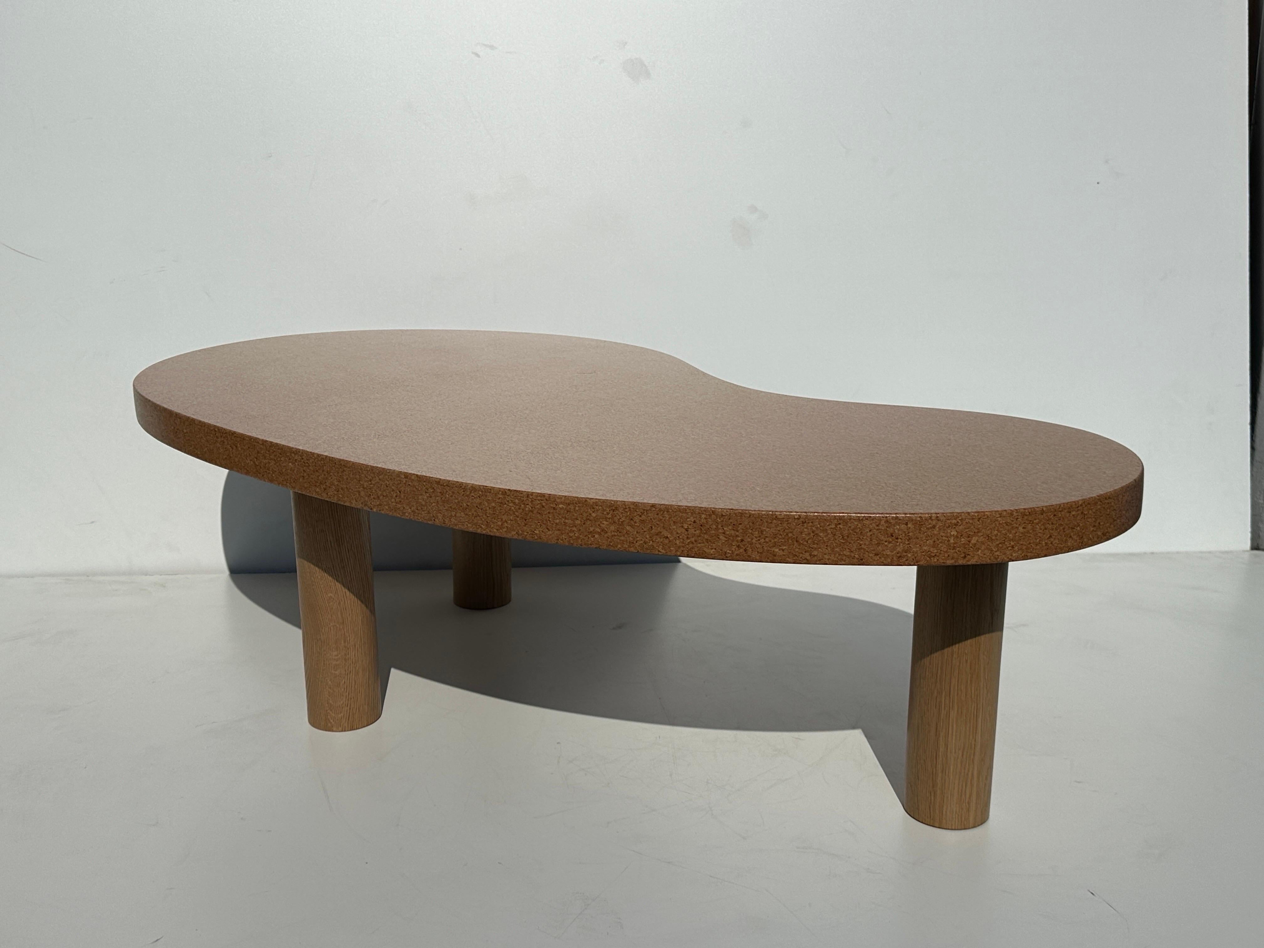 Table basse en forme de rein en liège et Oak Oak en vente 1