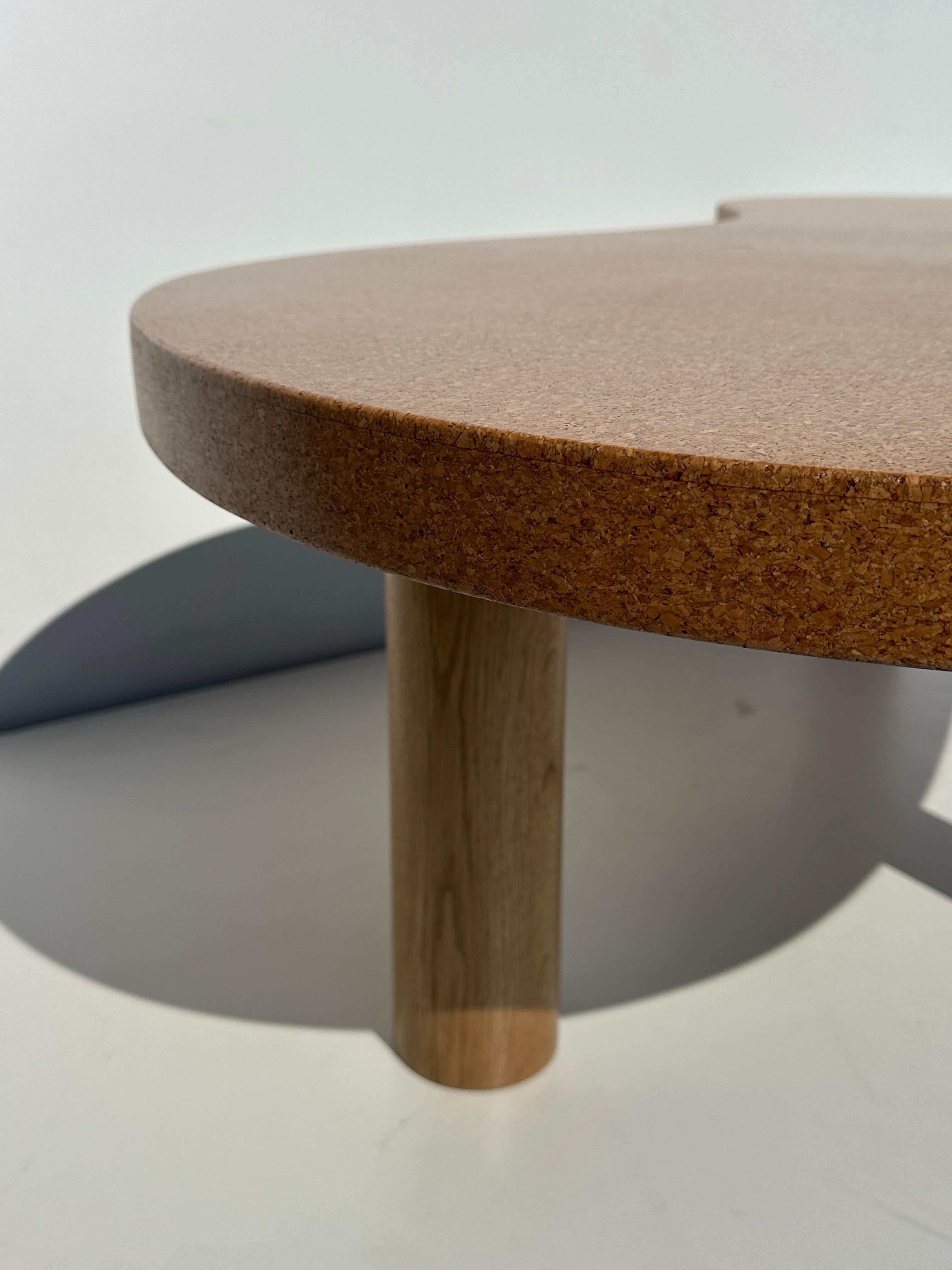 Table basse en forme de rein en liège et Oak Oak en vente 2