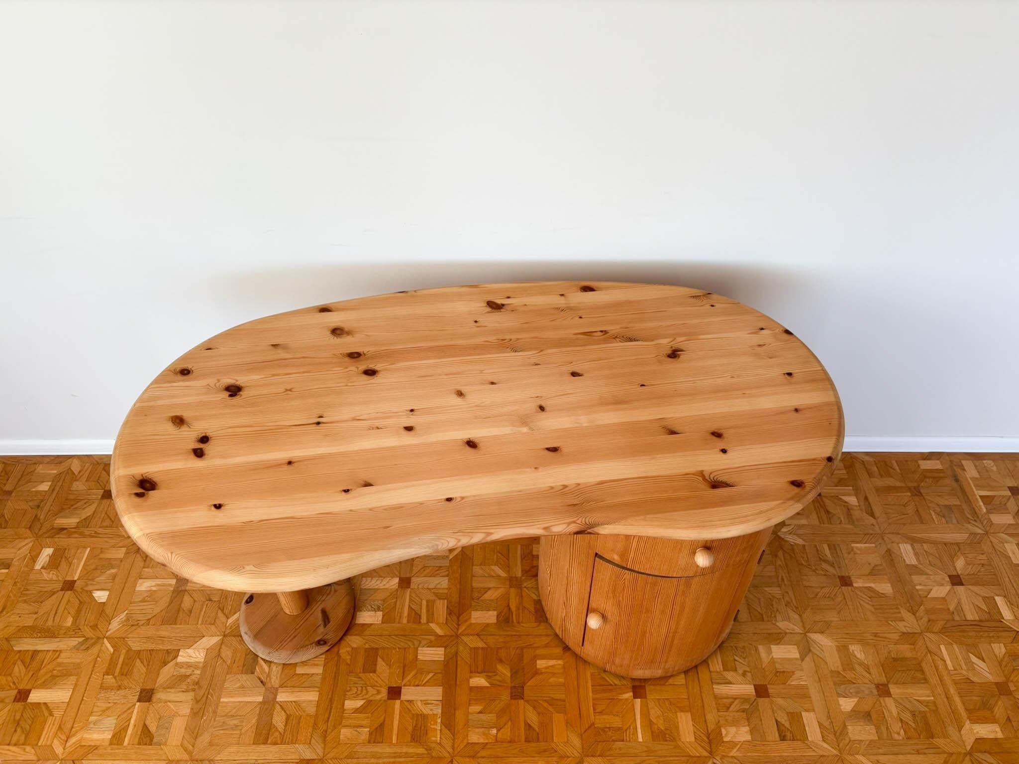 Questa scrivania a forma di rene di CFC Silkeborg, progettata nel 1970, è un ottimo esempio di artigianato danese dell'epoca. La sua forma liscia e organica riflette l'attenzione alla semplicità e alla funzionalità tipica del design scandinavo. La