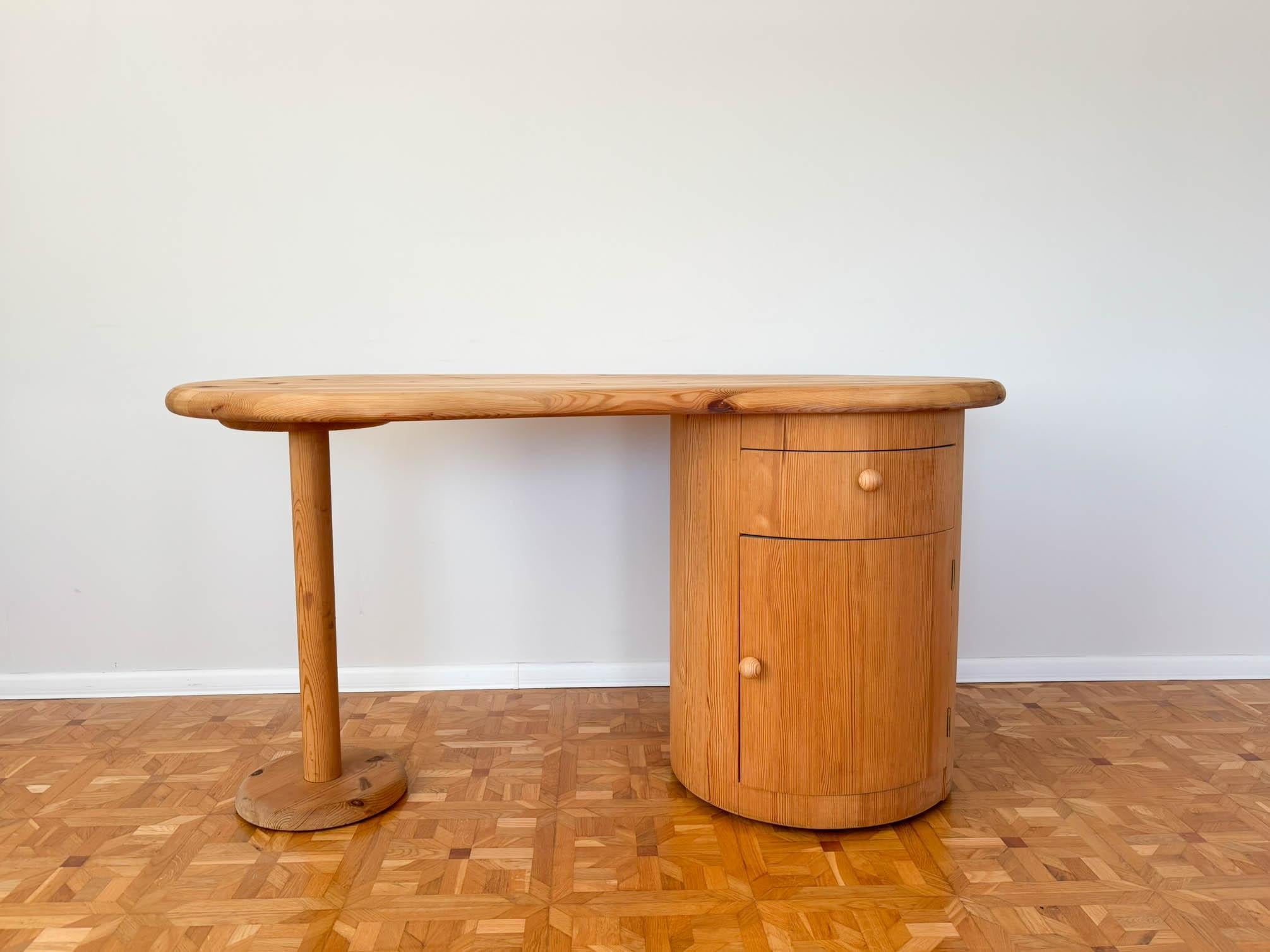 XX secolo Scrivania di design a forma di rene di C.F. Christensen Silkeborg, Danimarca 1970 in vendita