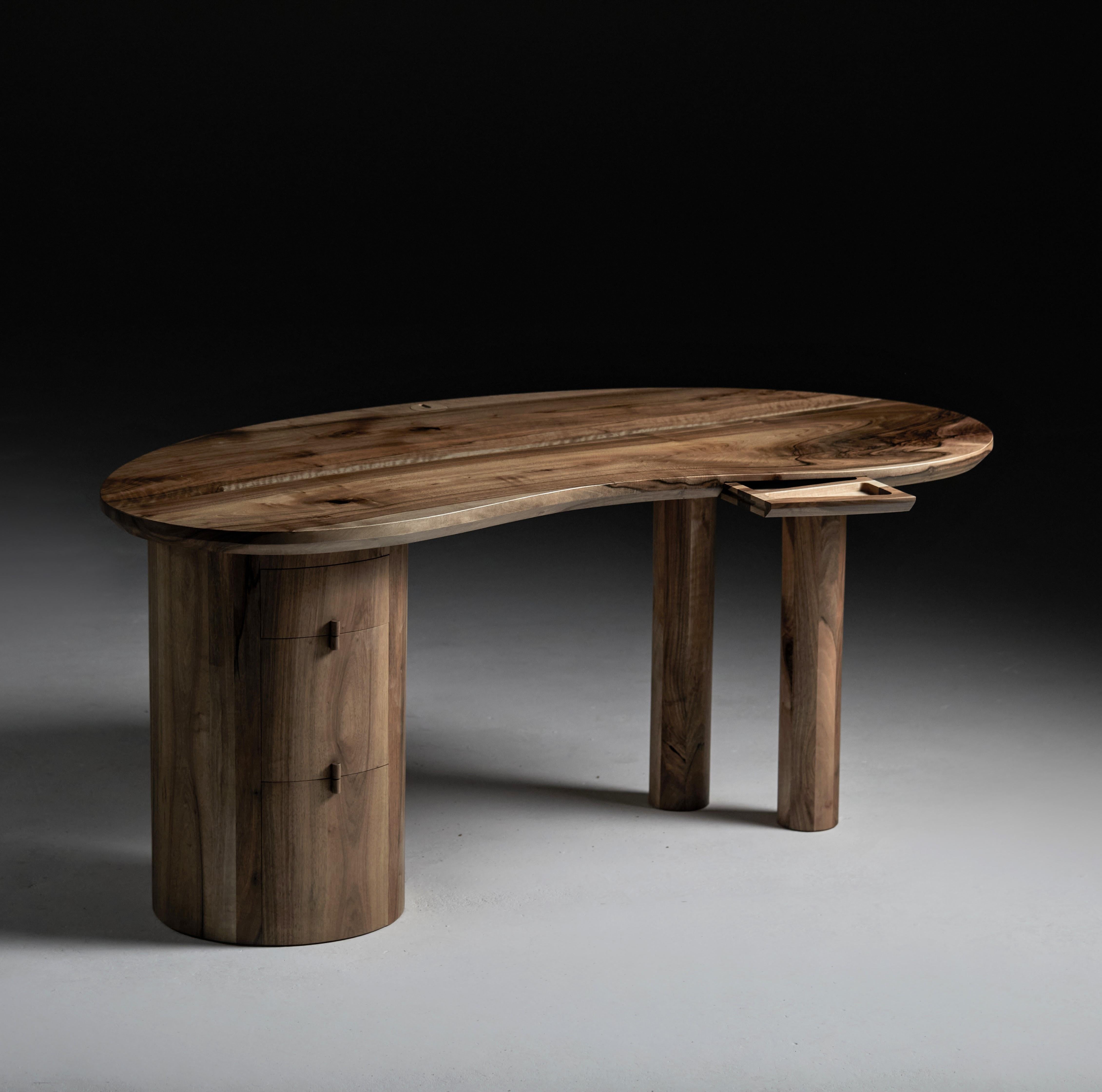 Kidneyförmiger Schreibtisch aus Nussbaumholz von Jonathan Field (Moderne) im Angebot