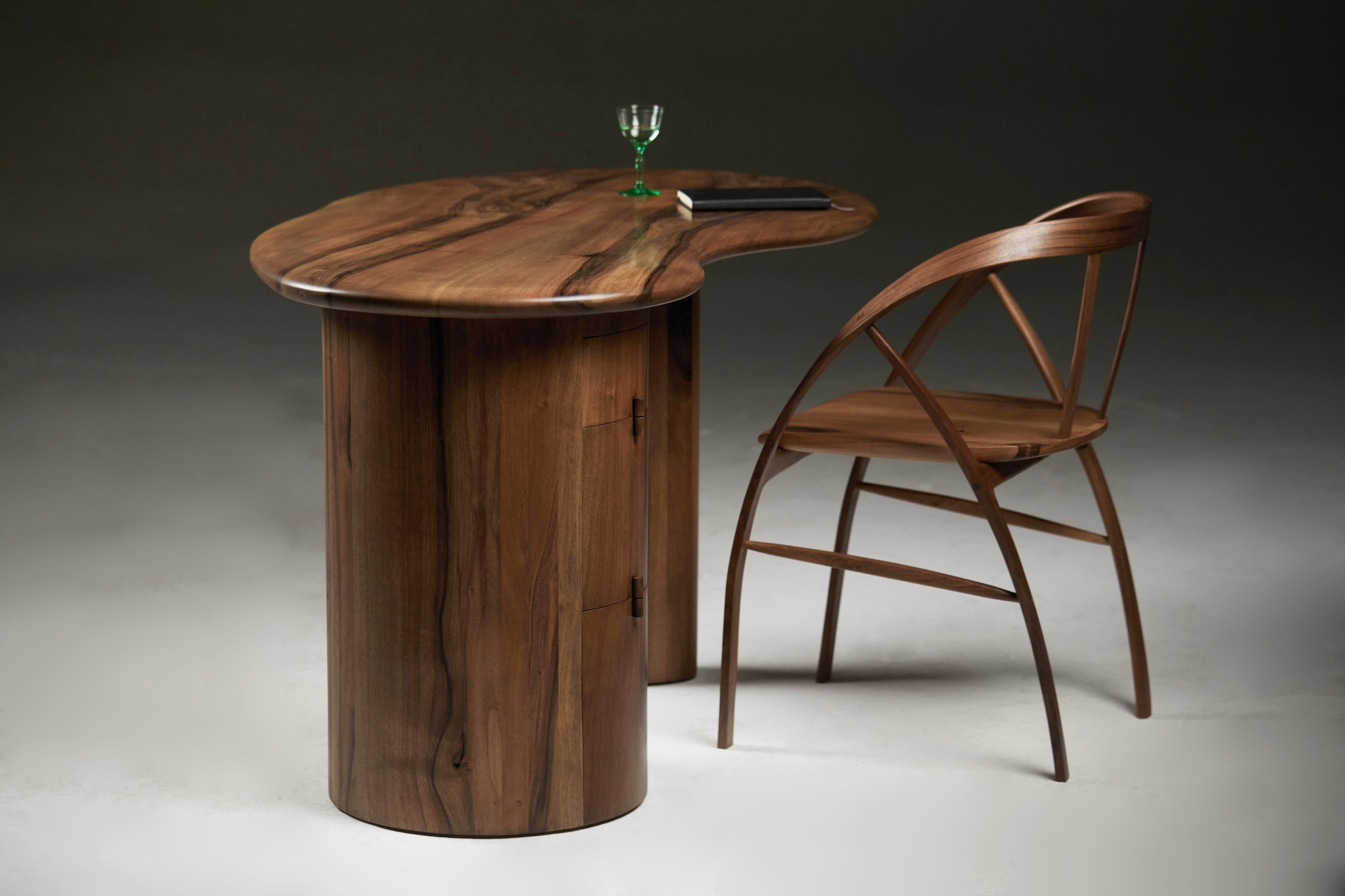 Kidney shaped desk with pebble edge top in European walnut by Jonathan Field In New Condition For Sale In London, GB
