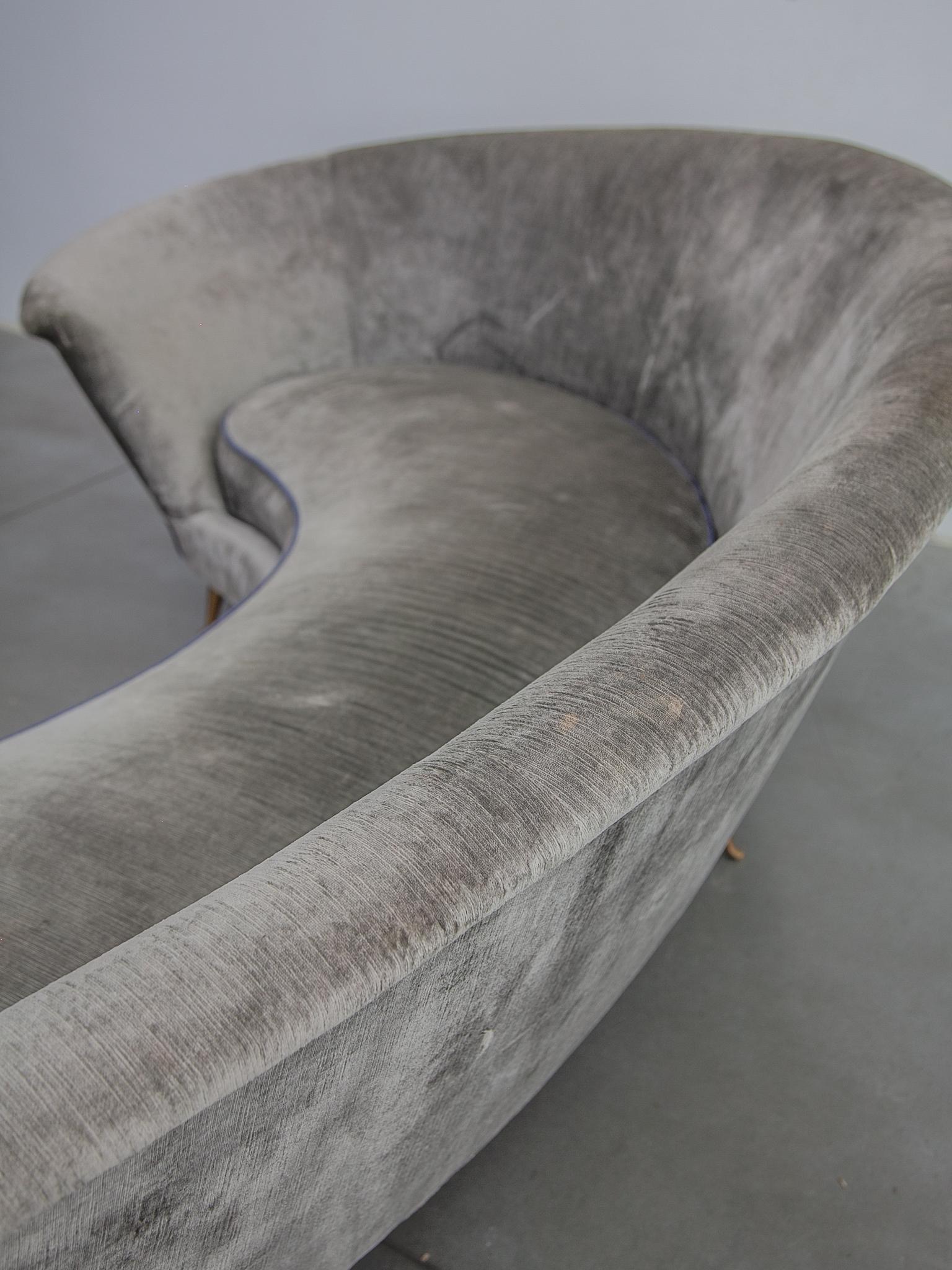 Kidney Shaped Grey Velvet Sofa, Italy 3