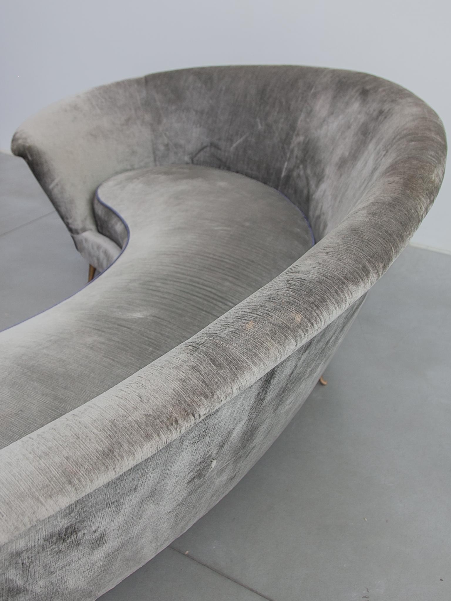 Kidney Shaped Grey Velvet Sofa, Italy 4