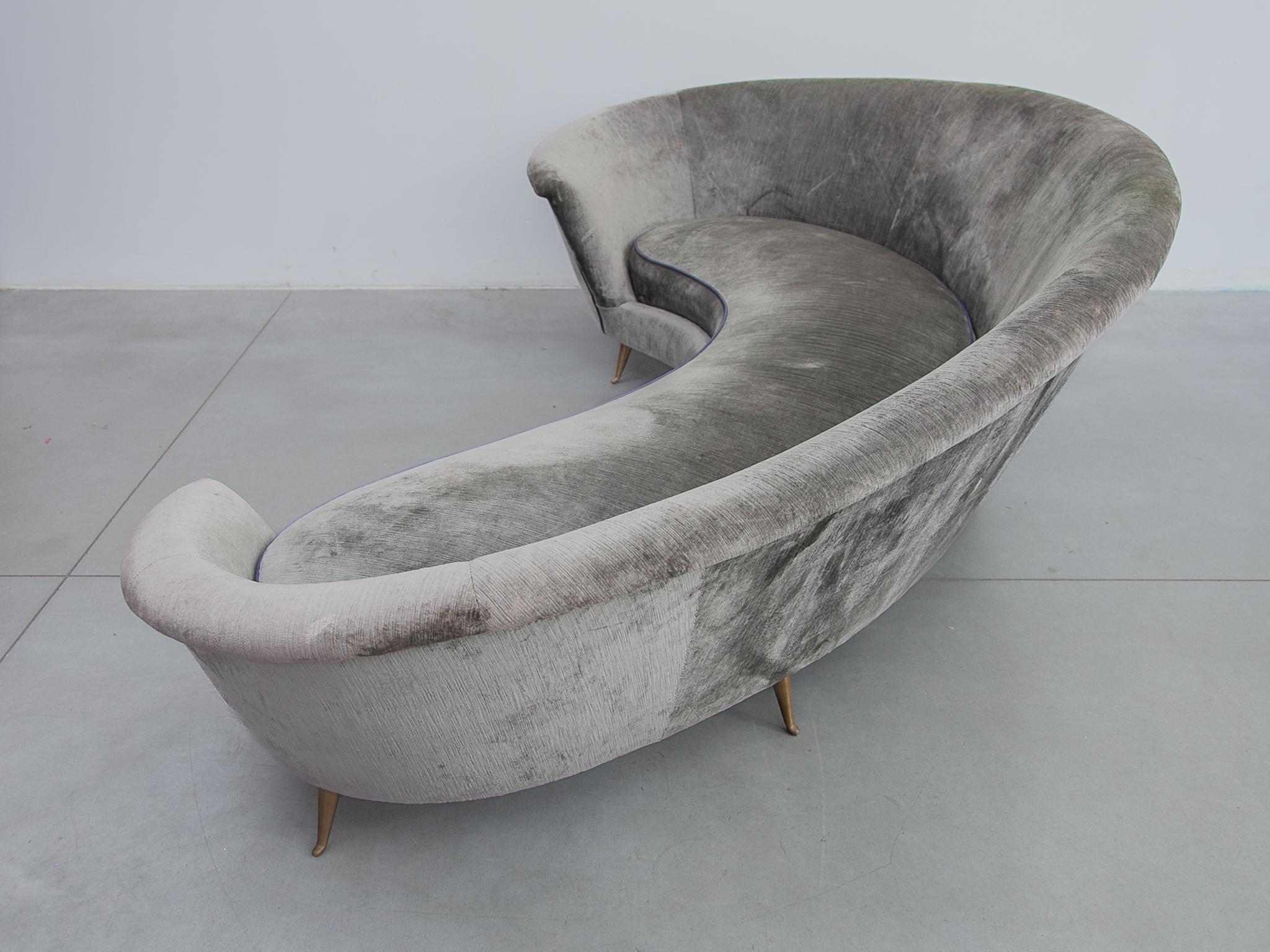 Kidney Shaped Grey Velvet Sofa, Italy 6
