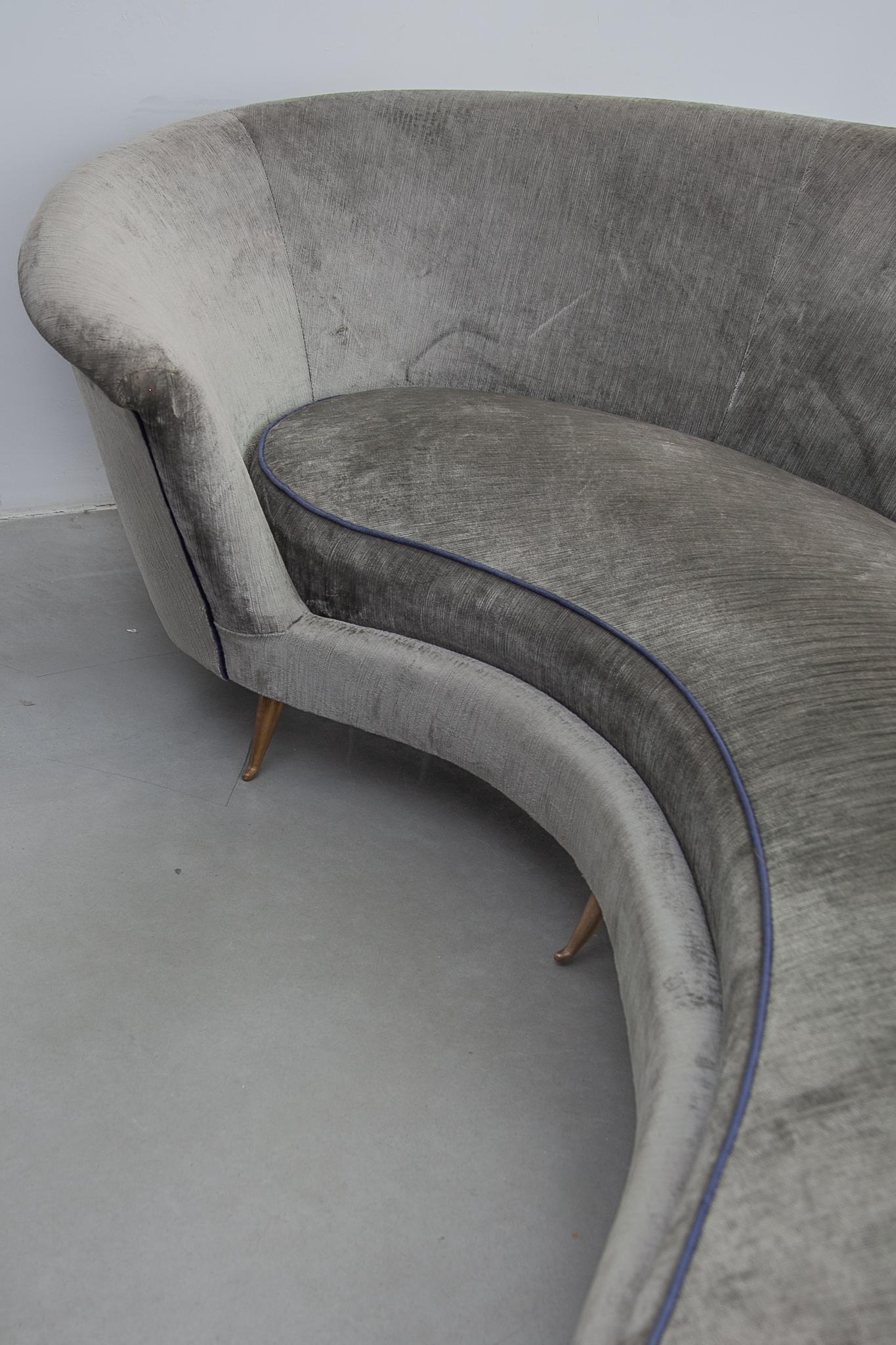 Kidney Shaped Grey Velvet Sofa, Italy 7