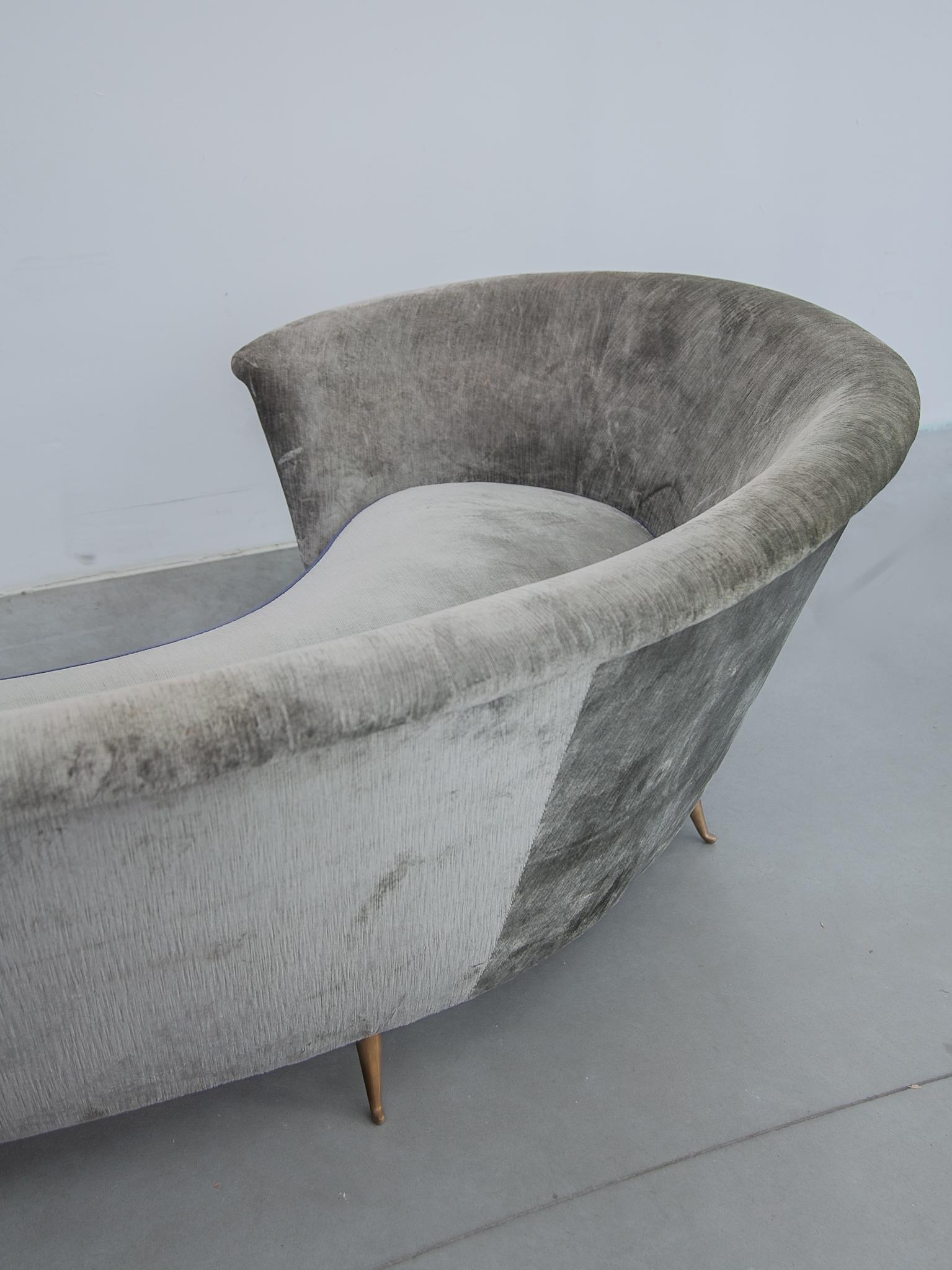 Kidney Shaped Grey Velvet Sofa, Italy In Good Condition In Antwerp, BE