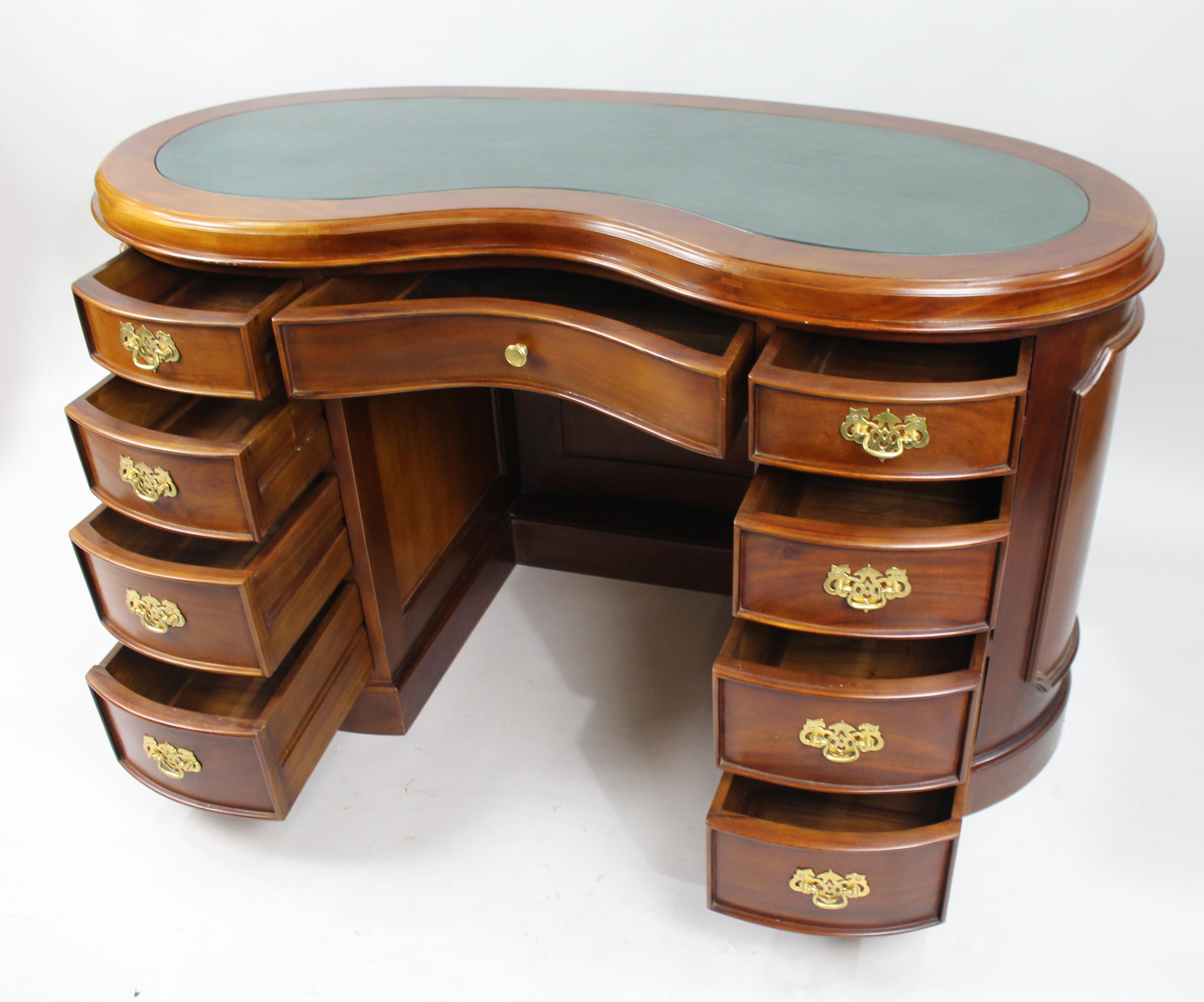 Kidney Shaped Mahogany Leather Topped Desk In Good Condition For Sale In Worcester, GB