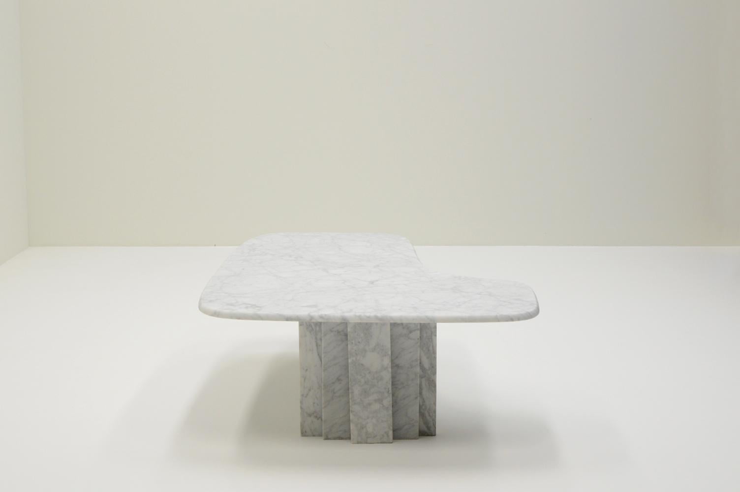 Italian Kidney shaped marble coffee table, 1970s Italy.