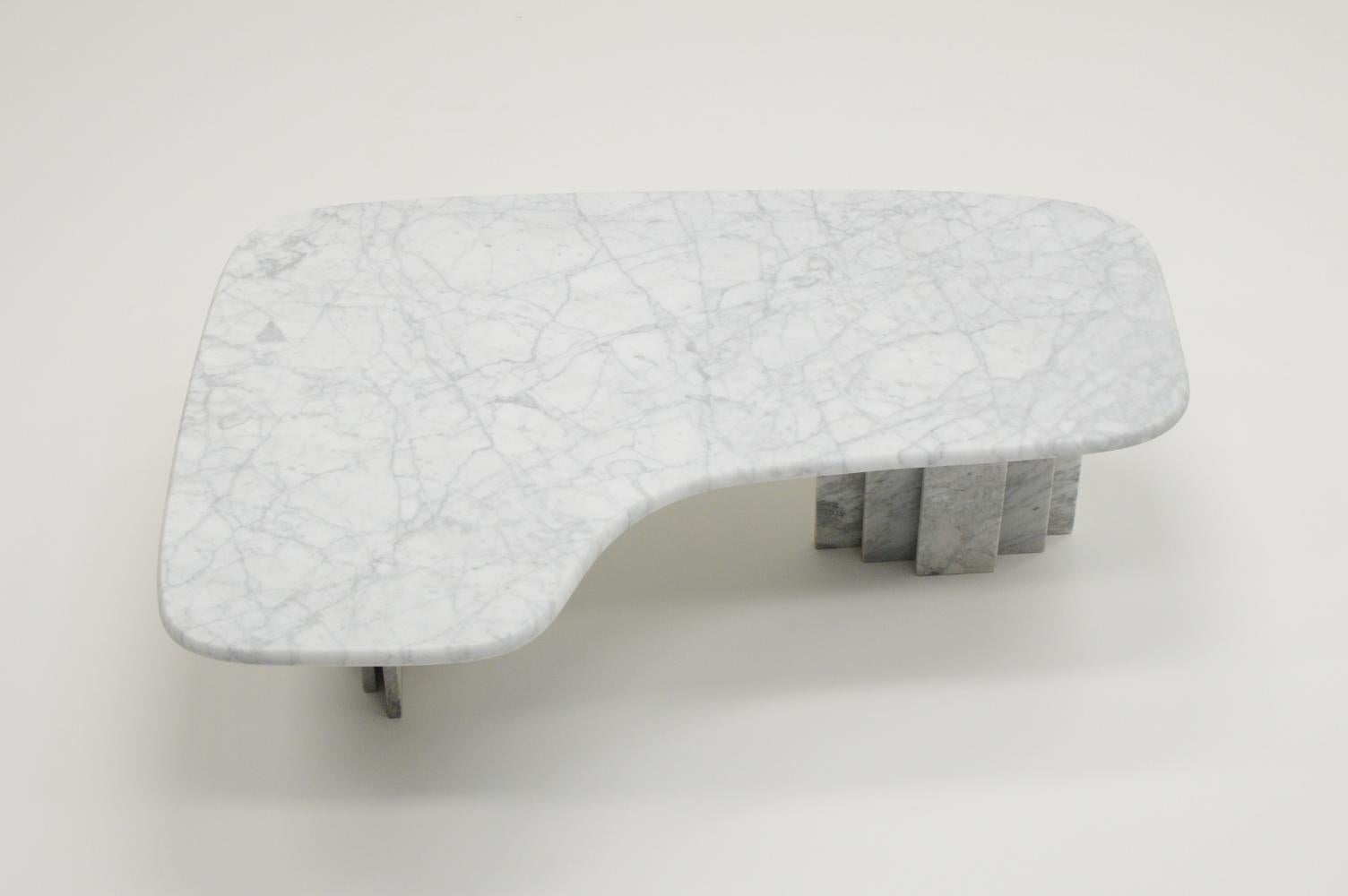 Kidney shaped marble coffee table, 1970s Italy. In Good Condition In Landgraaf, NL