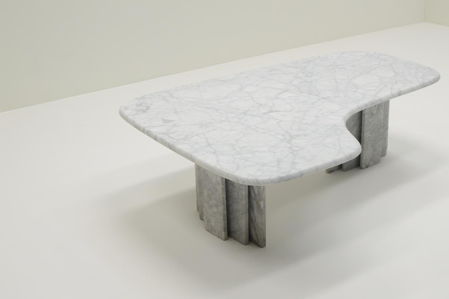 Late 20th Century Kidney shaped marble coffee table, 1970s Italy.