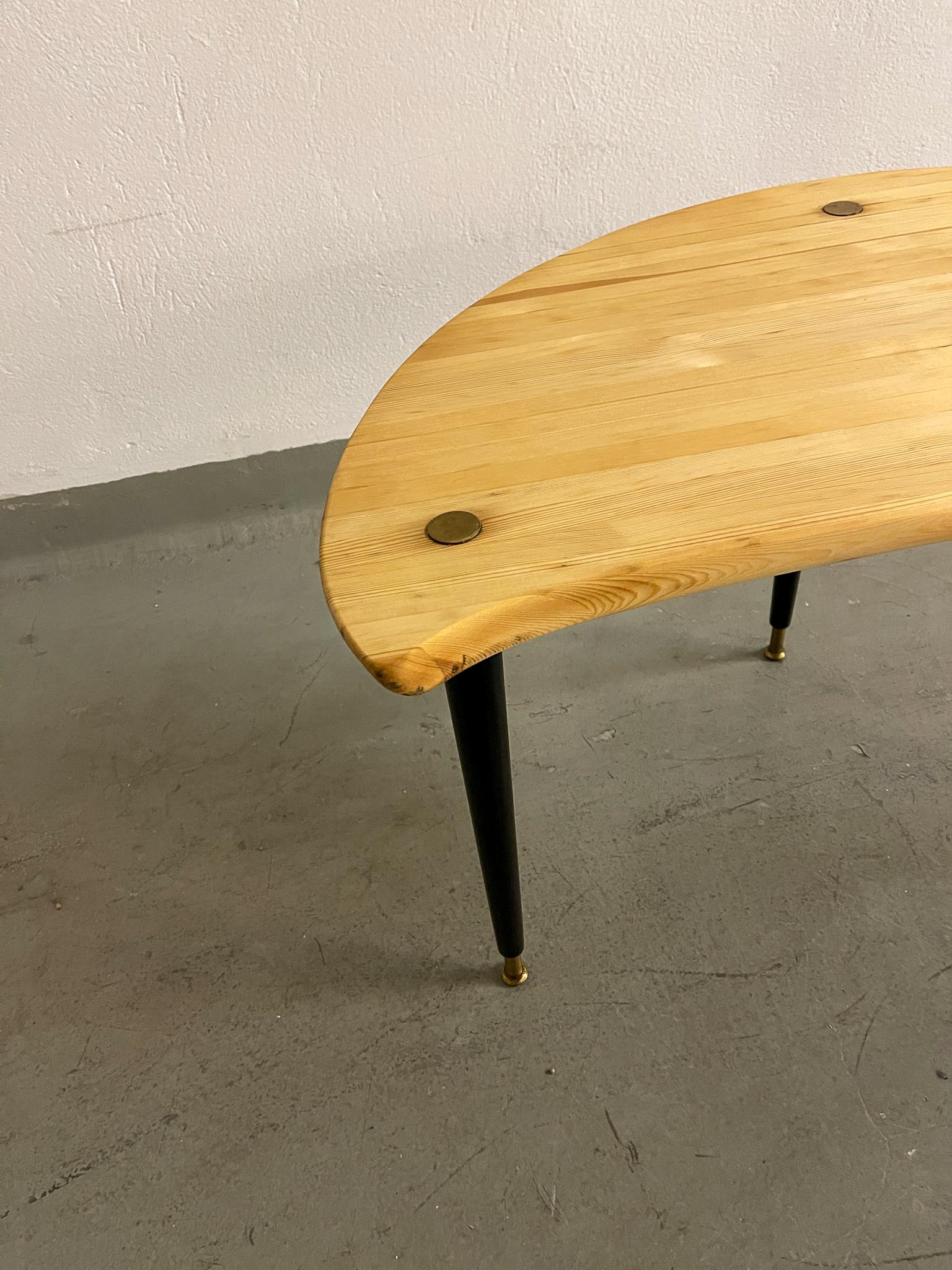 Late 20th Century Kidney Shaped Side Table Produced by Svensk Fur, Sweden, 1970s For Sale