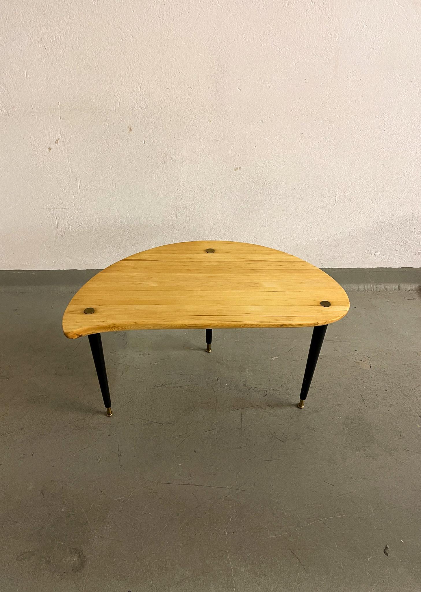 Kidney Shaped Side Table Produced by Svensk Fur, Sweden, 1970s For Sale 2