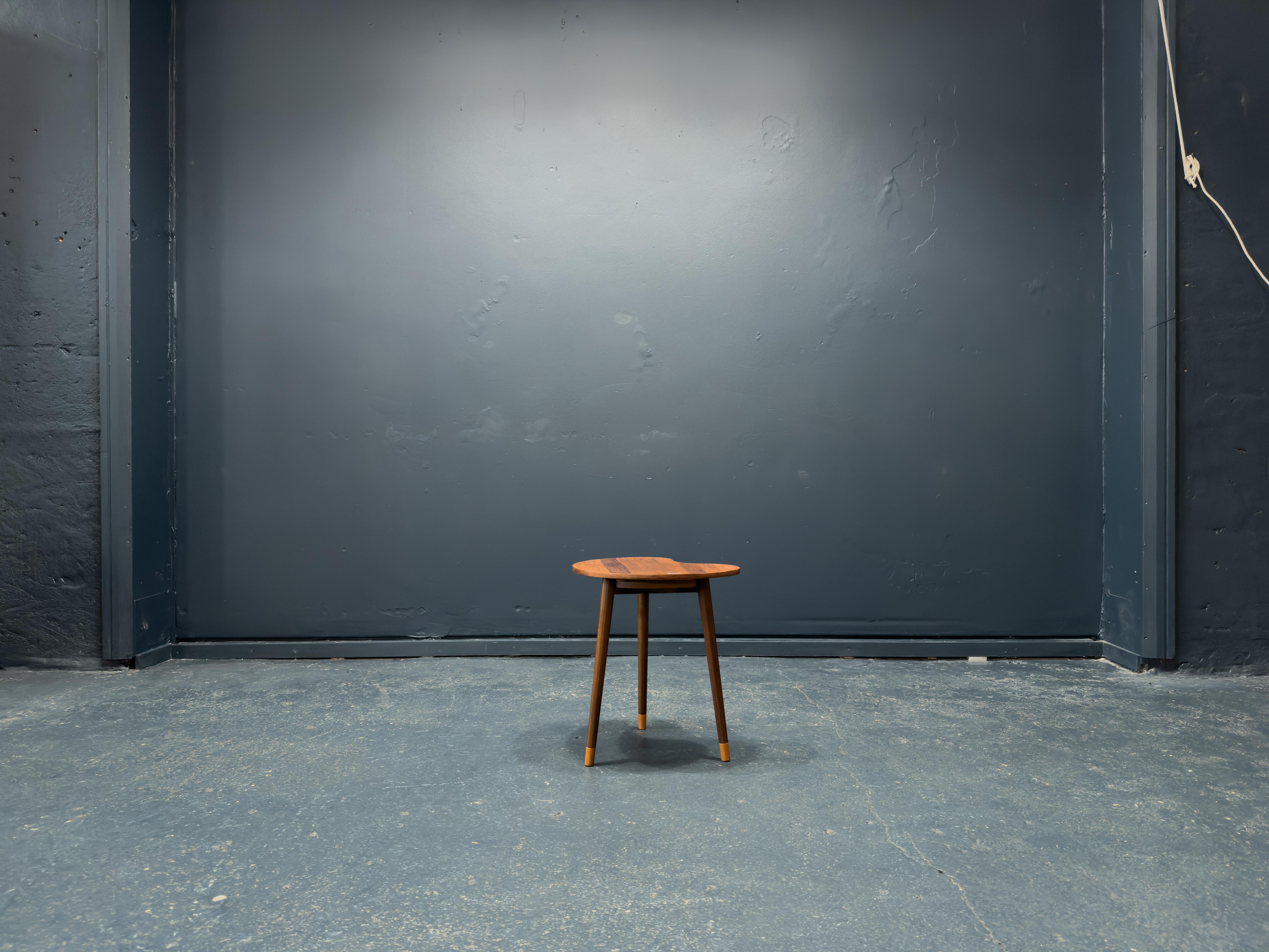 Cette étonnante table d'appoint des années 1960 est une pièce de design incroyable. Fabriqué en bois de noyer teinté et sculpté en forme de rein unique. La table est dotée de pieds effilés, avec de délicates rayures sculptées et des pieds en noyer