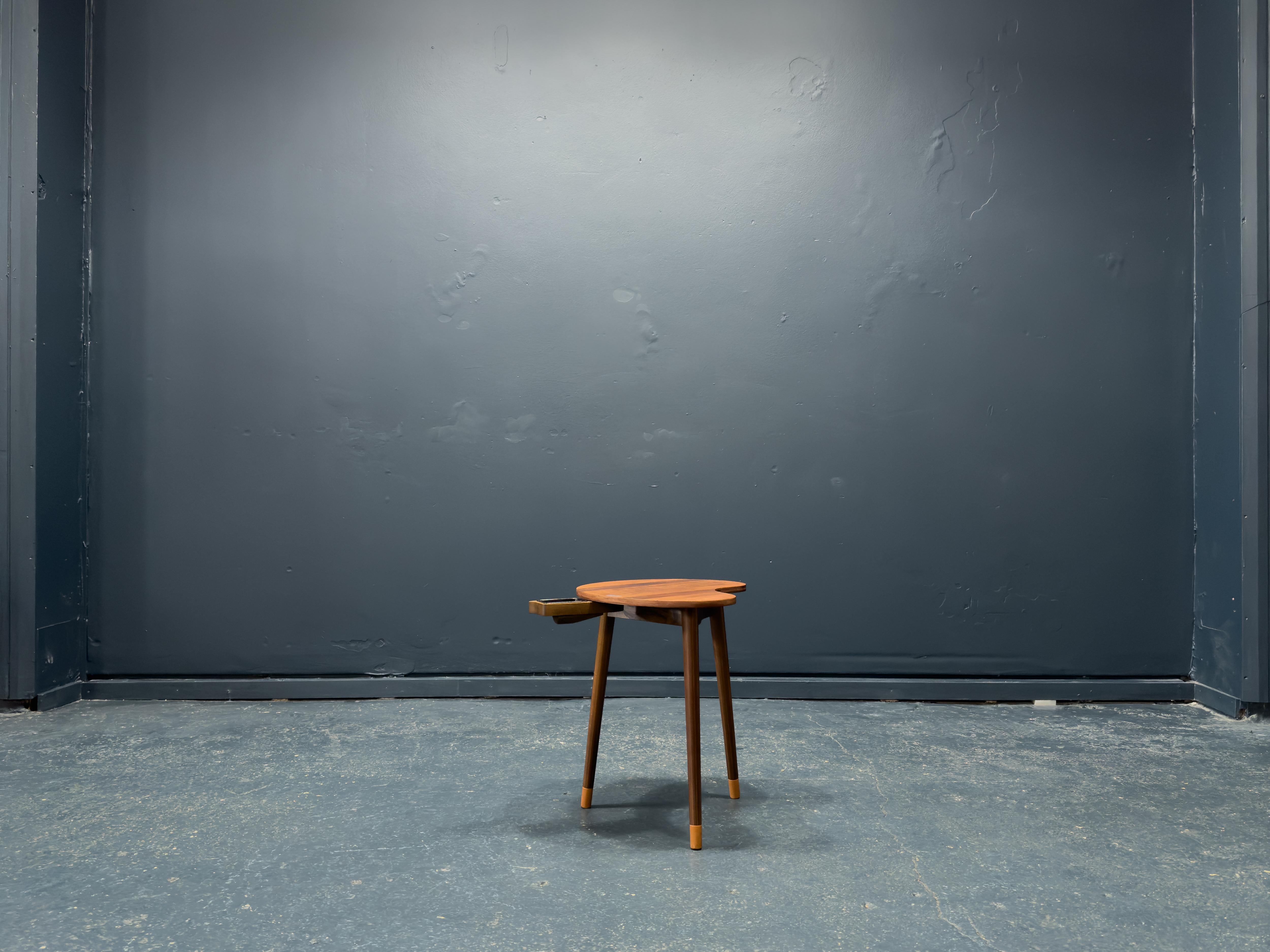 Mid-Century Modern Table d'appoint en forme de rein avec cendrier en vente