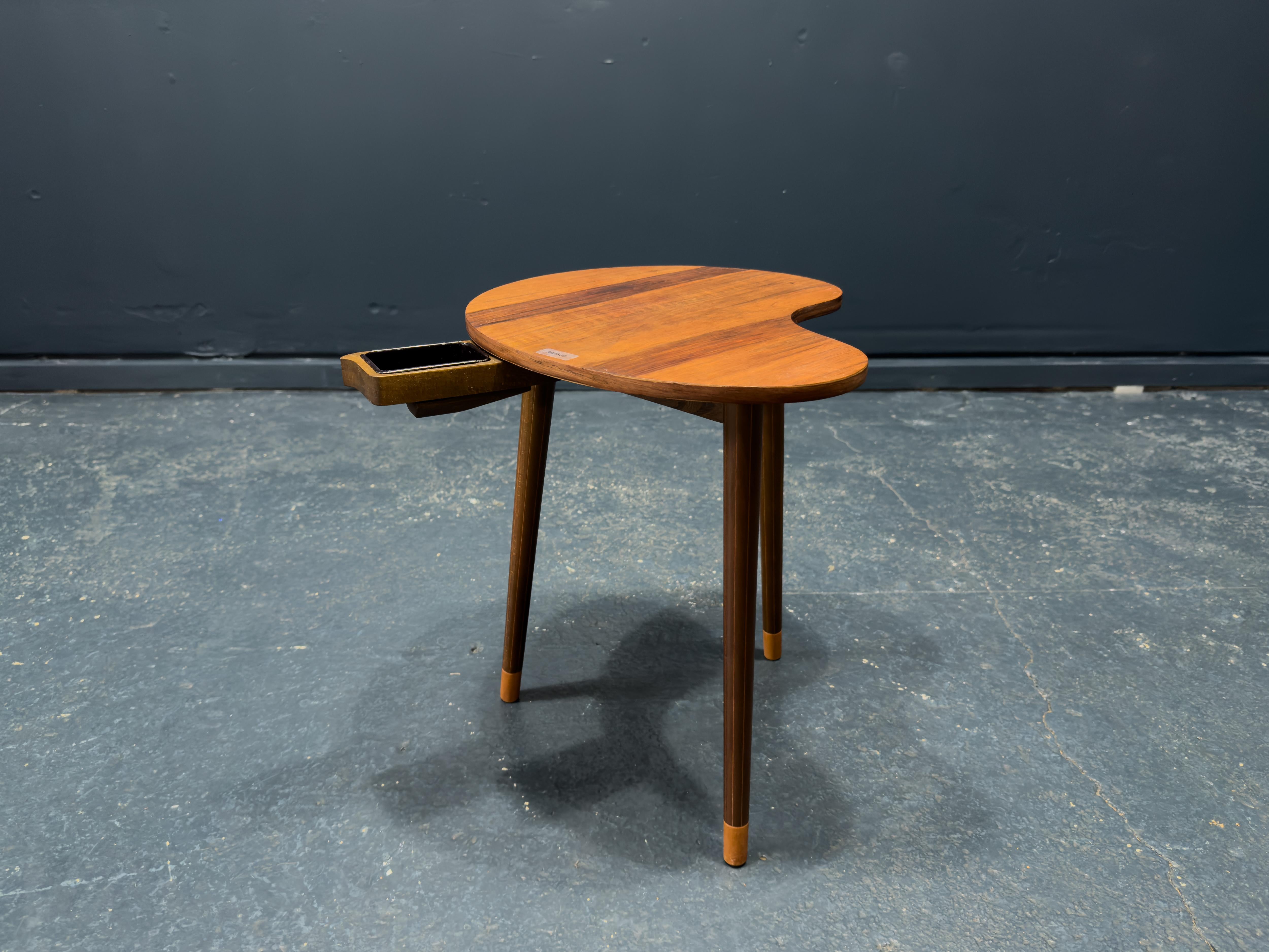 Danois Table d'appoint en forme de rein avec cendrier en vente