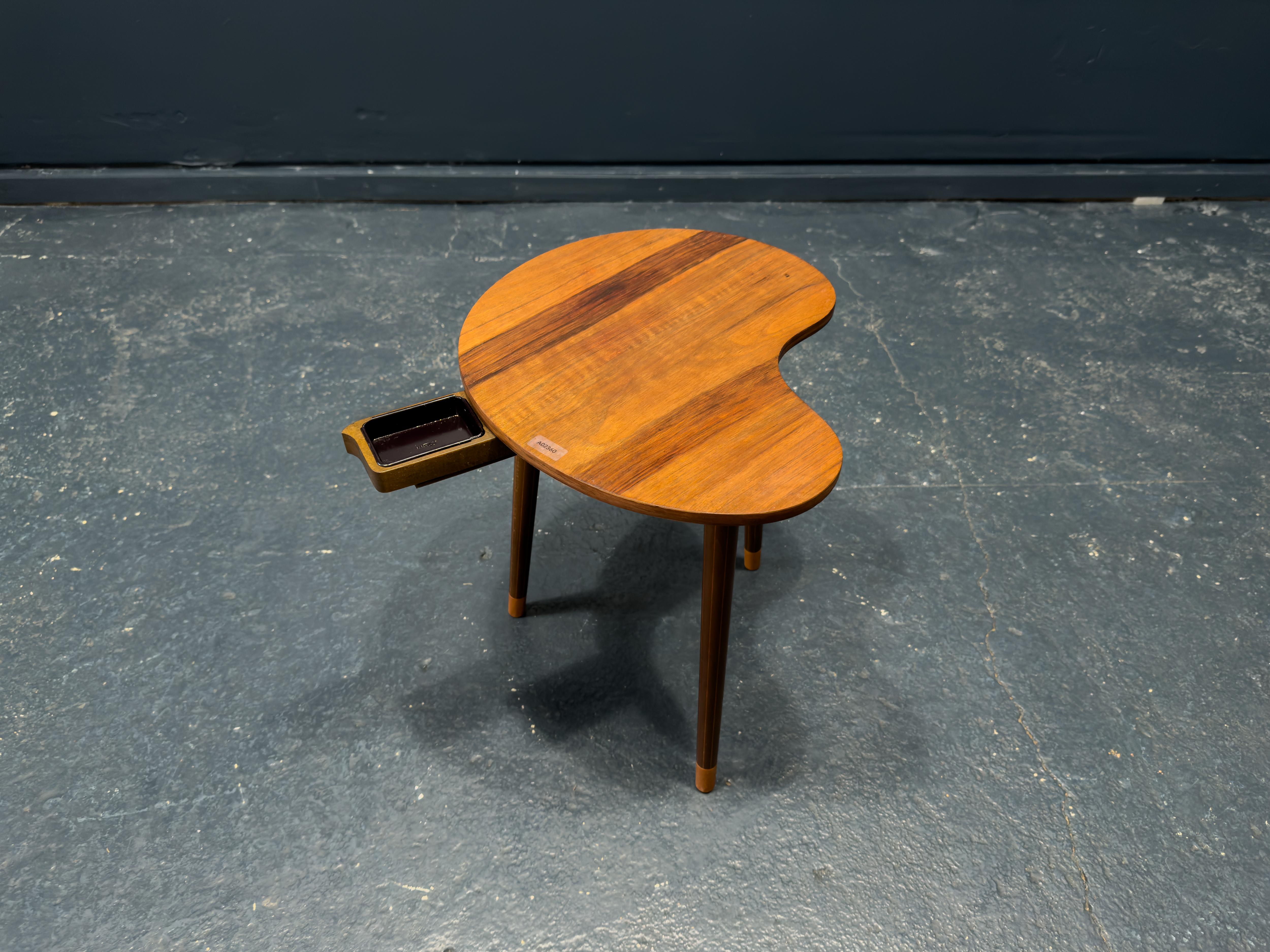 Table d'appoint en forme de rein avec cendrier Bon état - En vente à London, GB