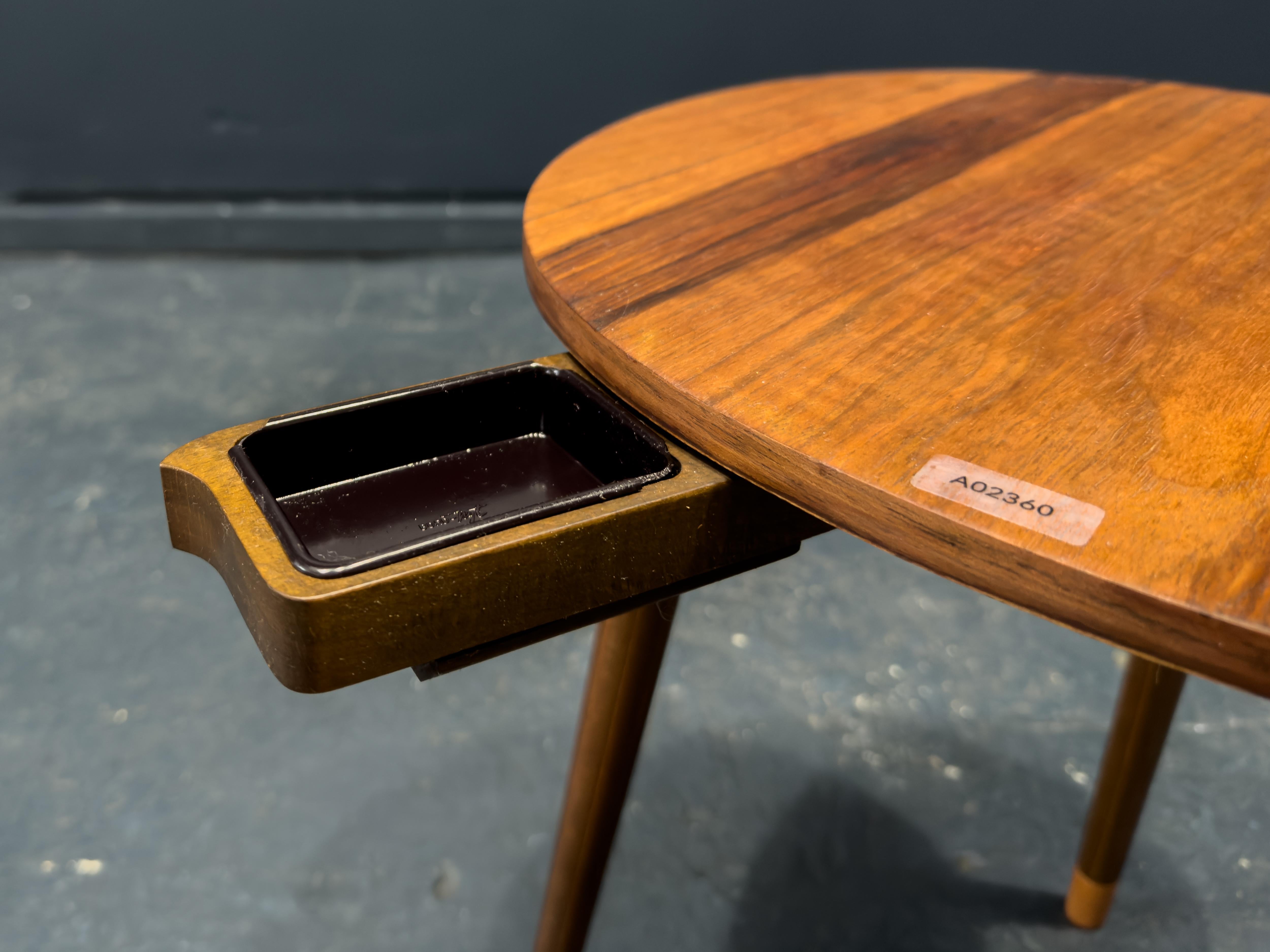 Milieu du XXe siècle Table d'appoint en forme de rein avec cendrier en vente