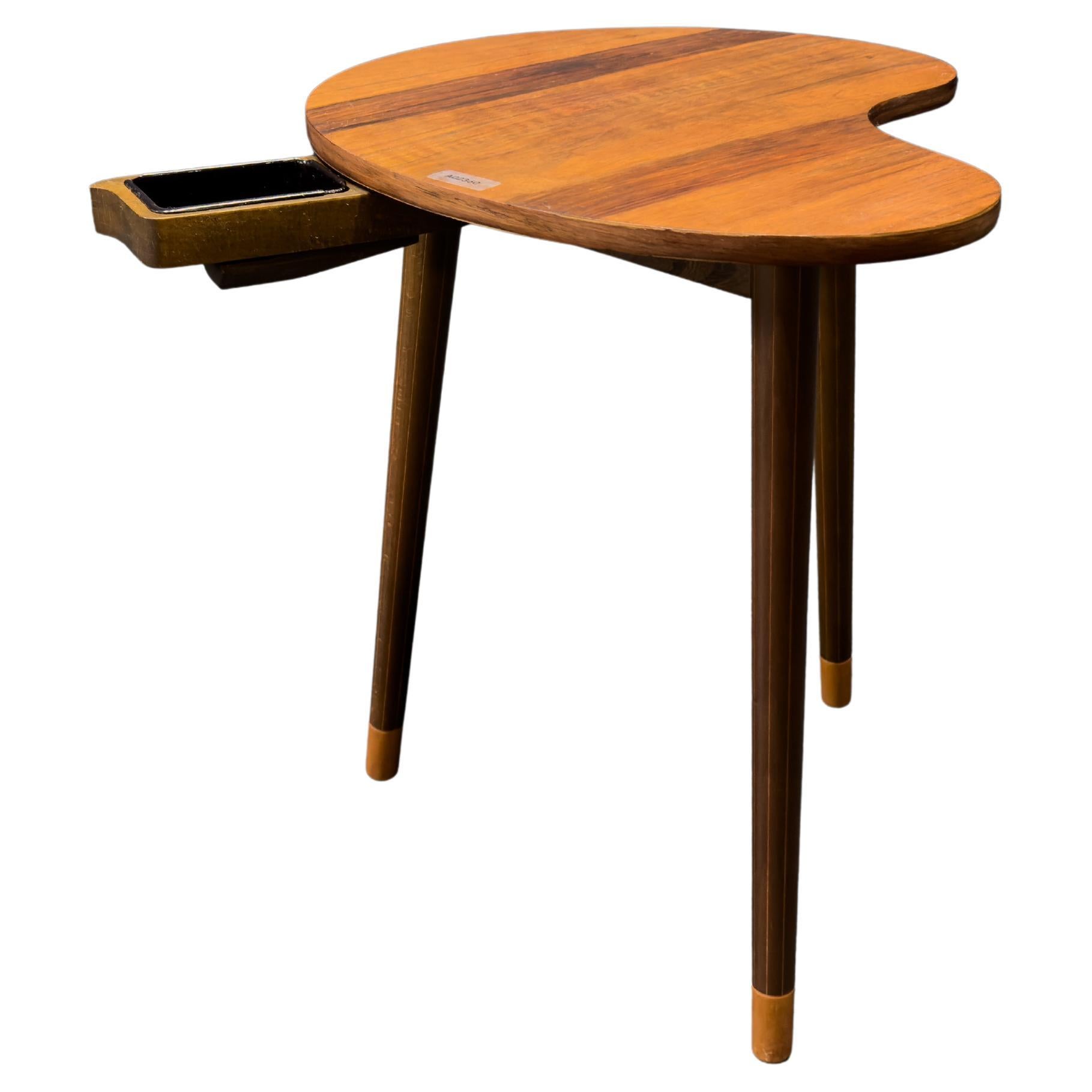 Mesa auxiliar en forma de riñón con cenicero