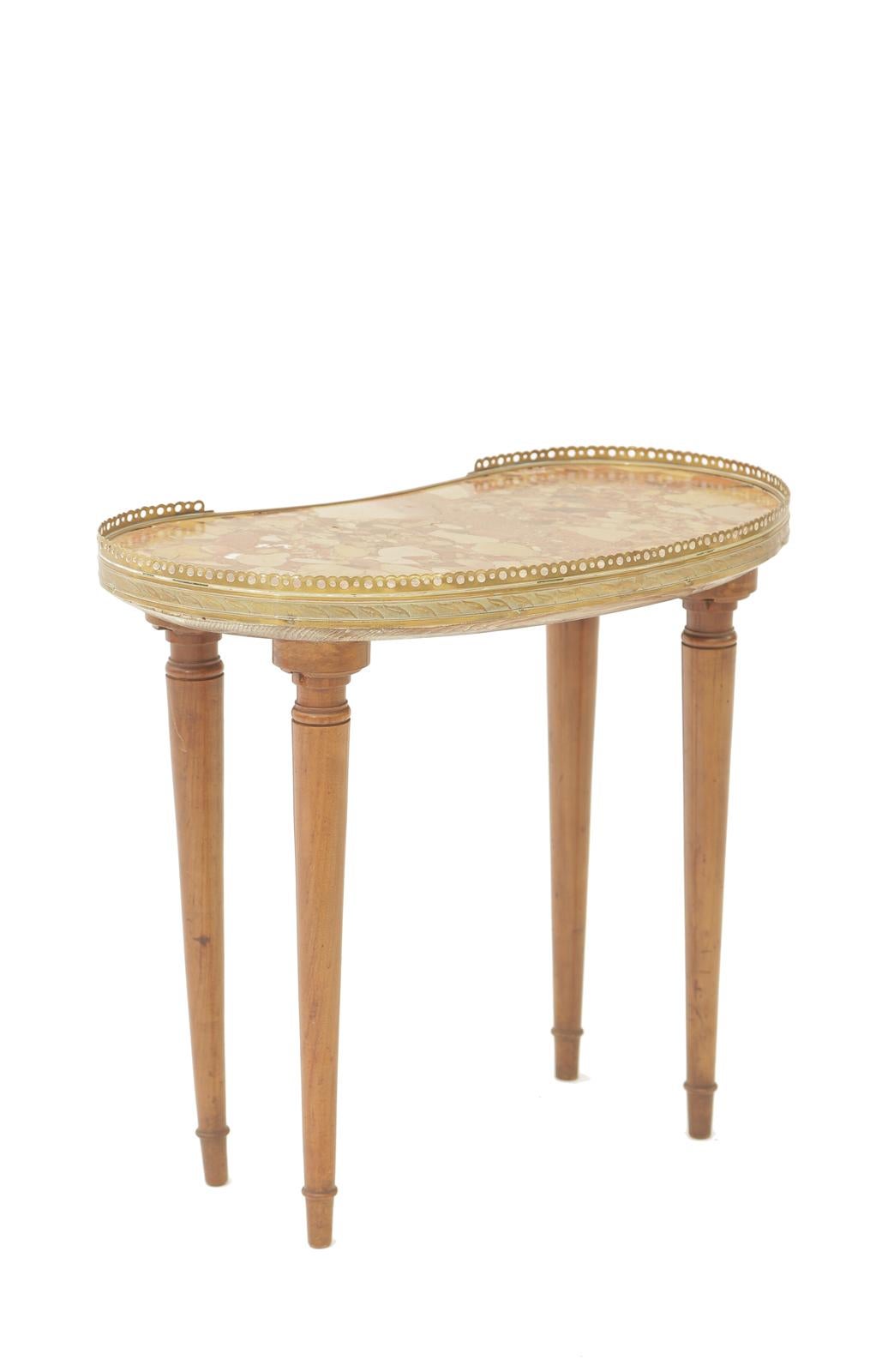 20ième siècle Table d'appoint en forme de rein avec marbre Breche D'alep en vente