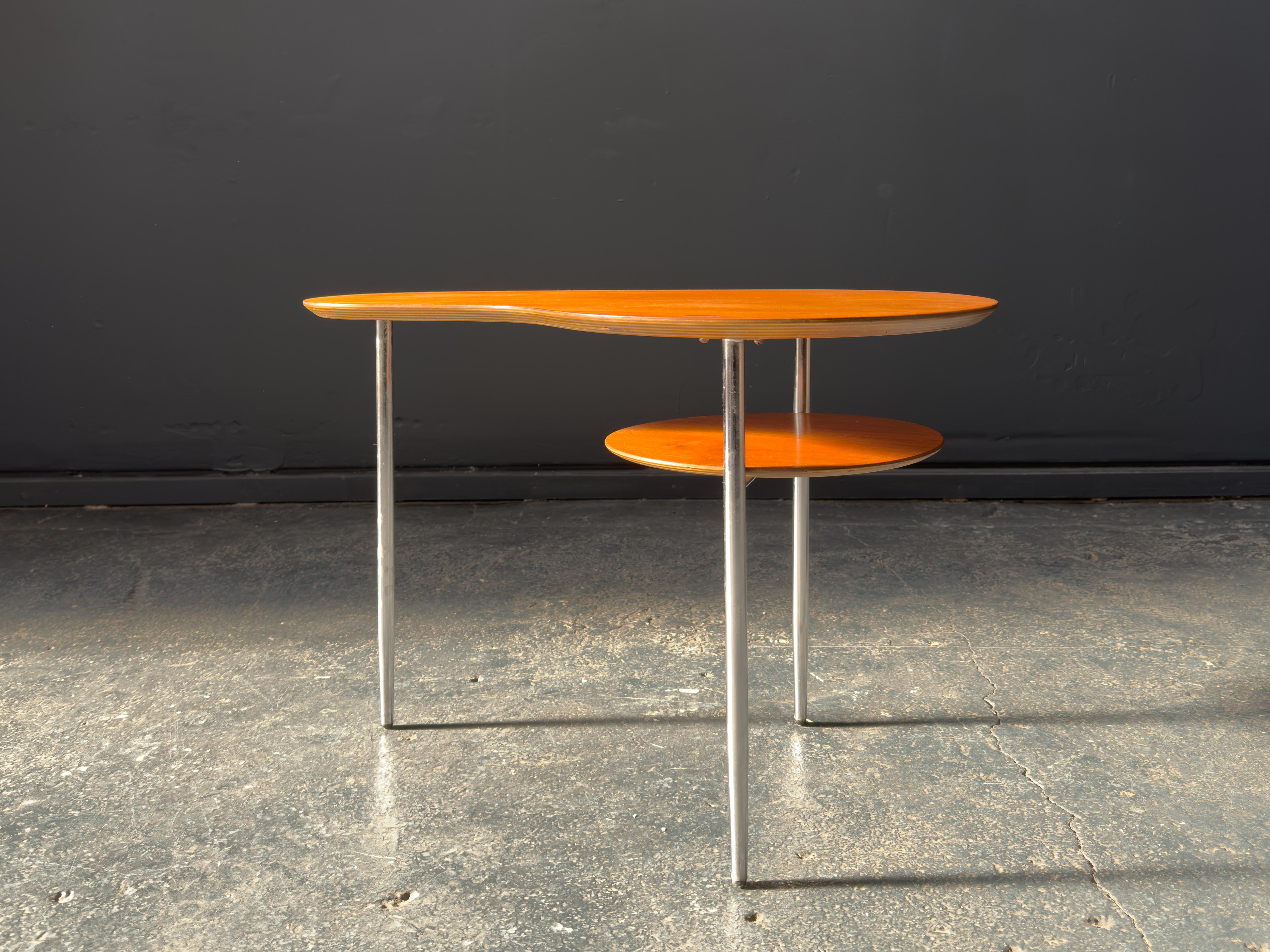 Mid-Century Modern Table d'appoint en teck en forme de rein en vente