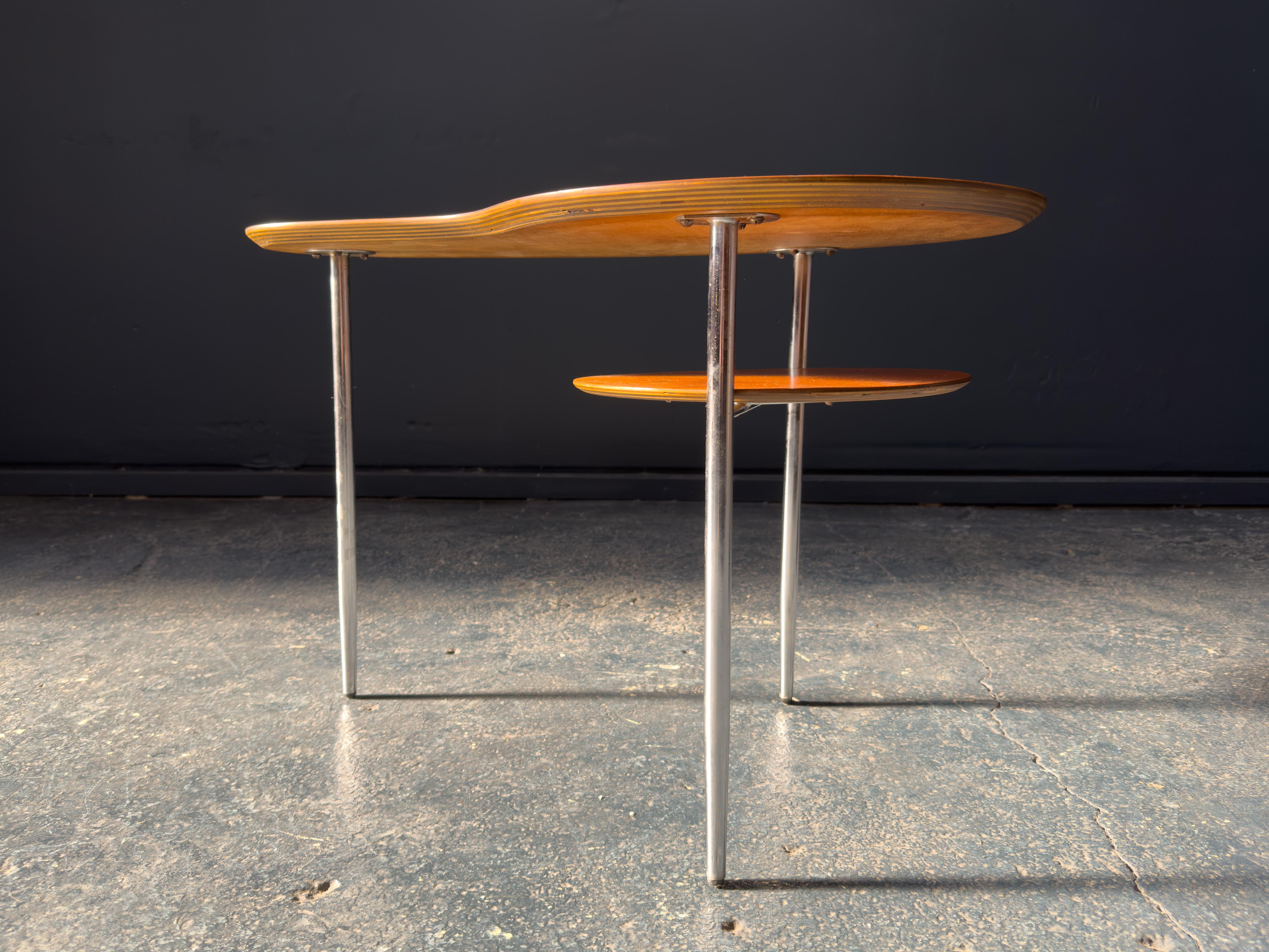 Table d'appoint en teck en forme de rein Bon état - En vente à London, GB