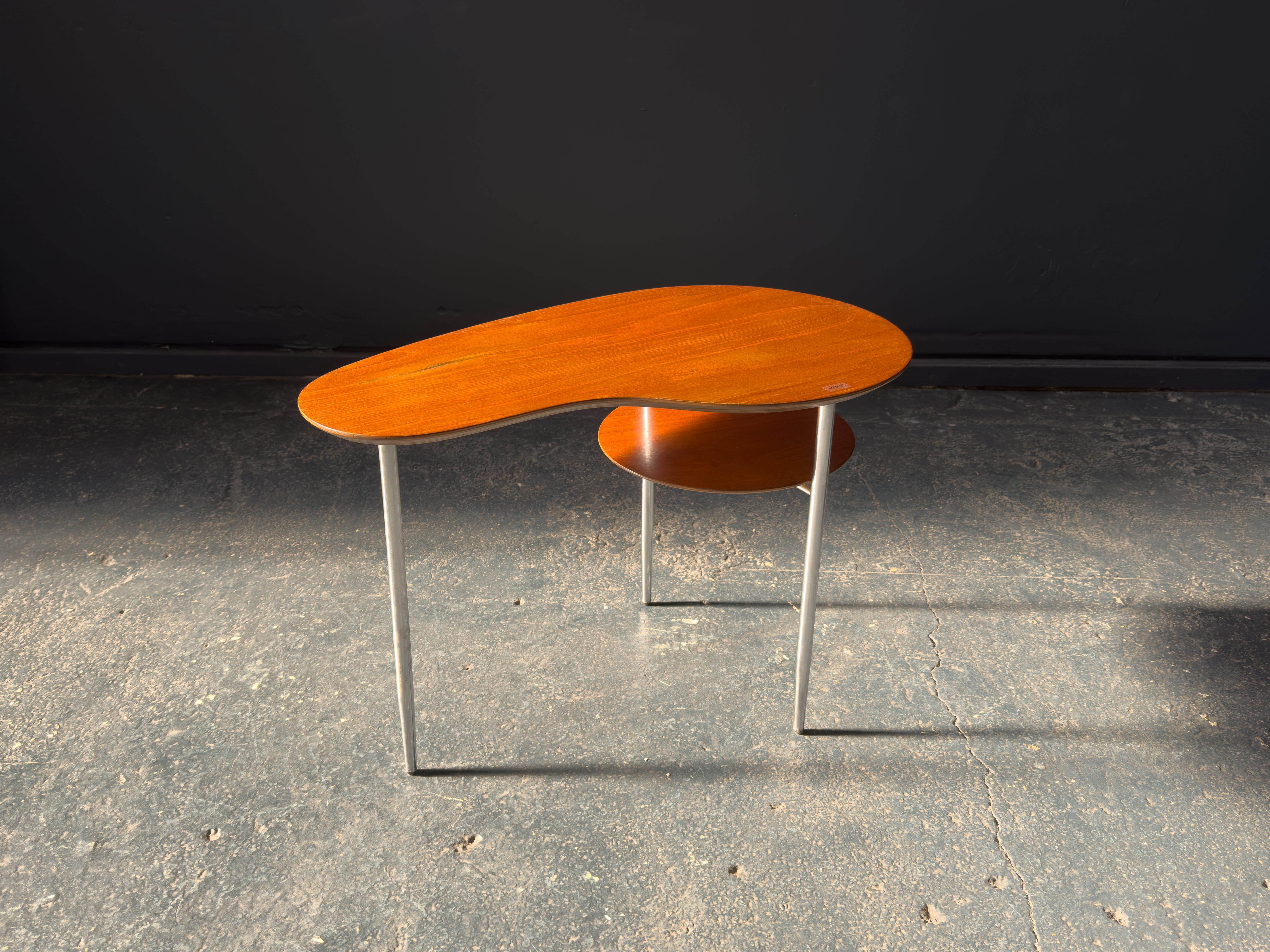 20ième siècle Table d'appoint en teck en forme de rein en vente