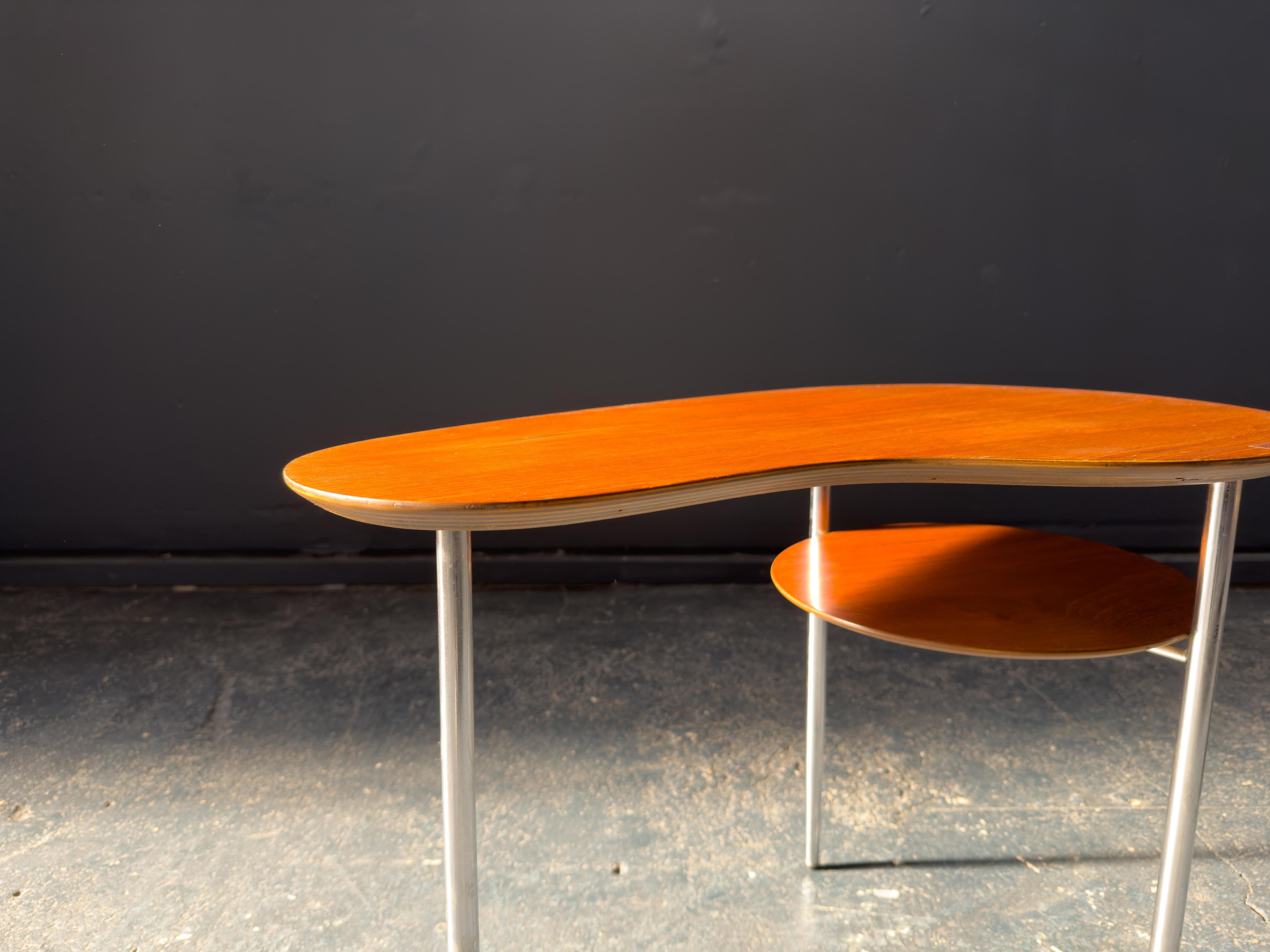 Chrome Table d'appoint en teck en forme de rein en vente
