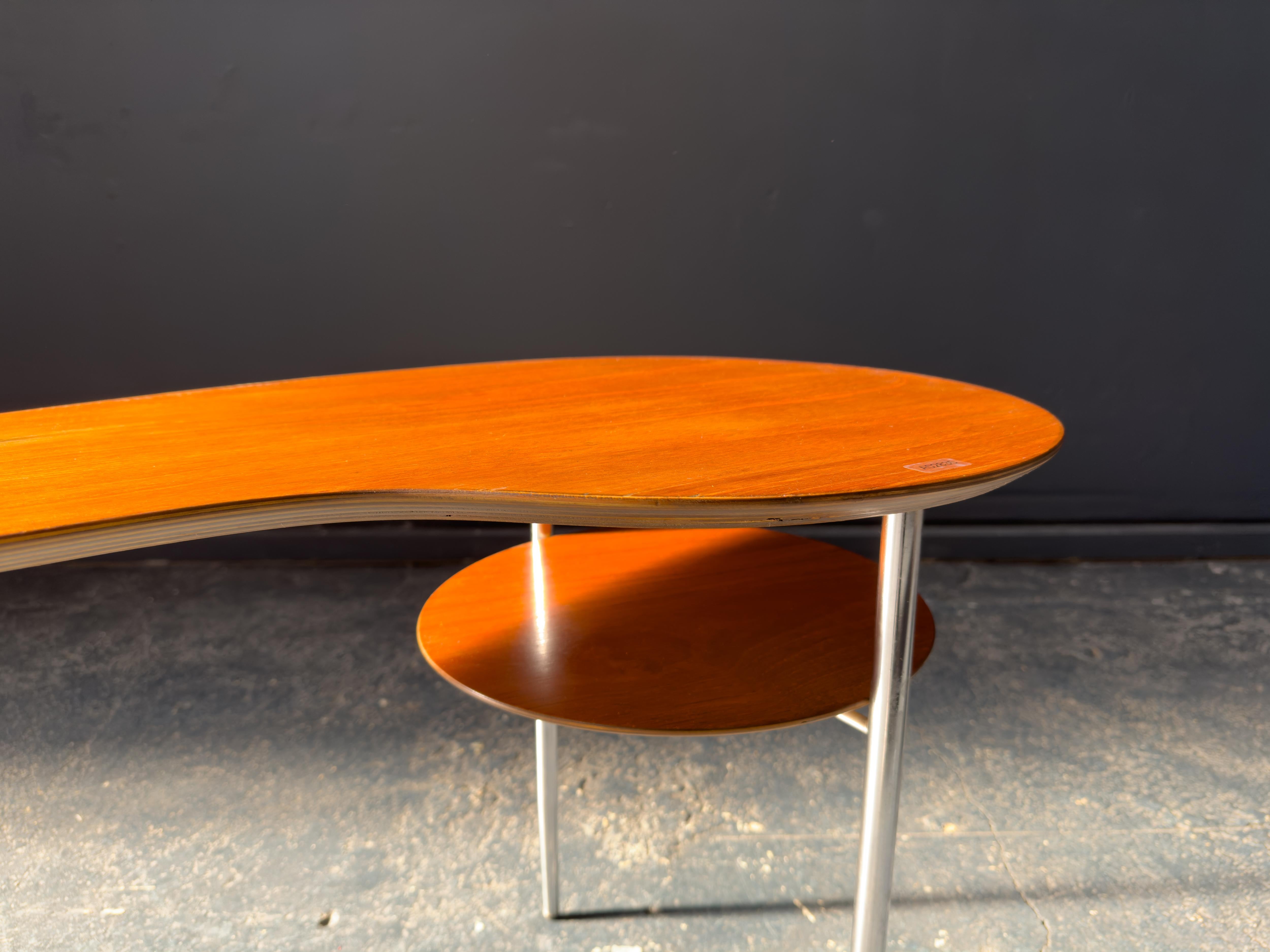 Table d'appoint en teck en forme de rein en vente 1