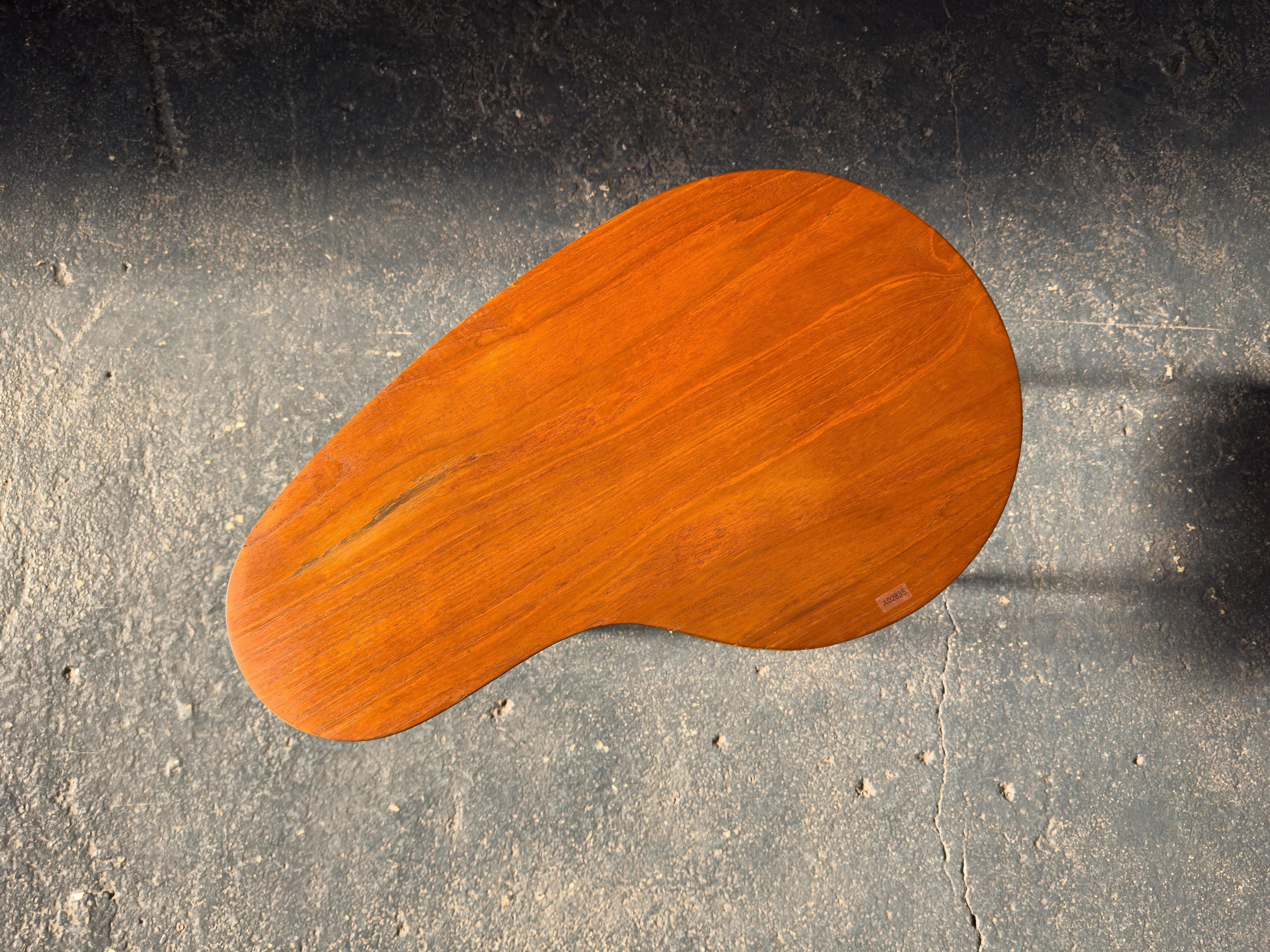 Table d'appoint en teck en forme de rein en vente 2