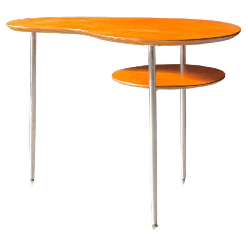 Mesa auxiliar de teca en forma de riñón