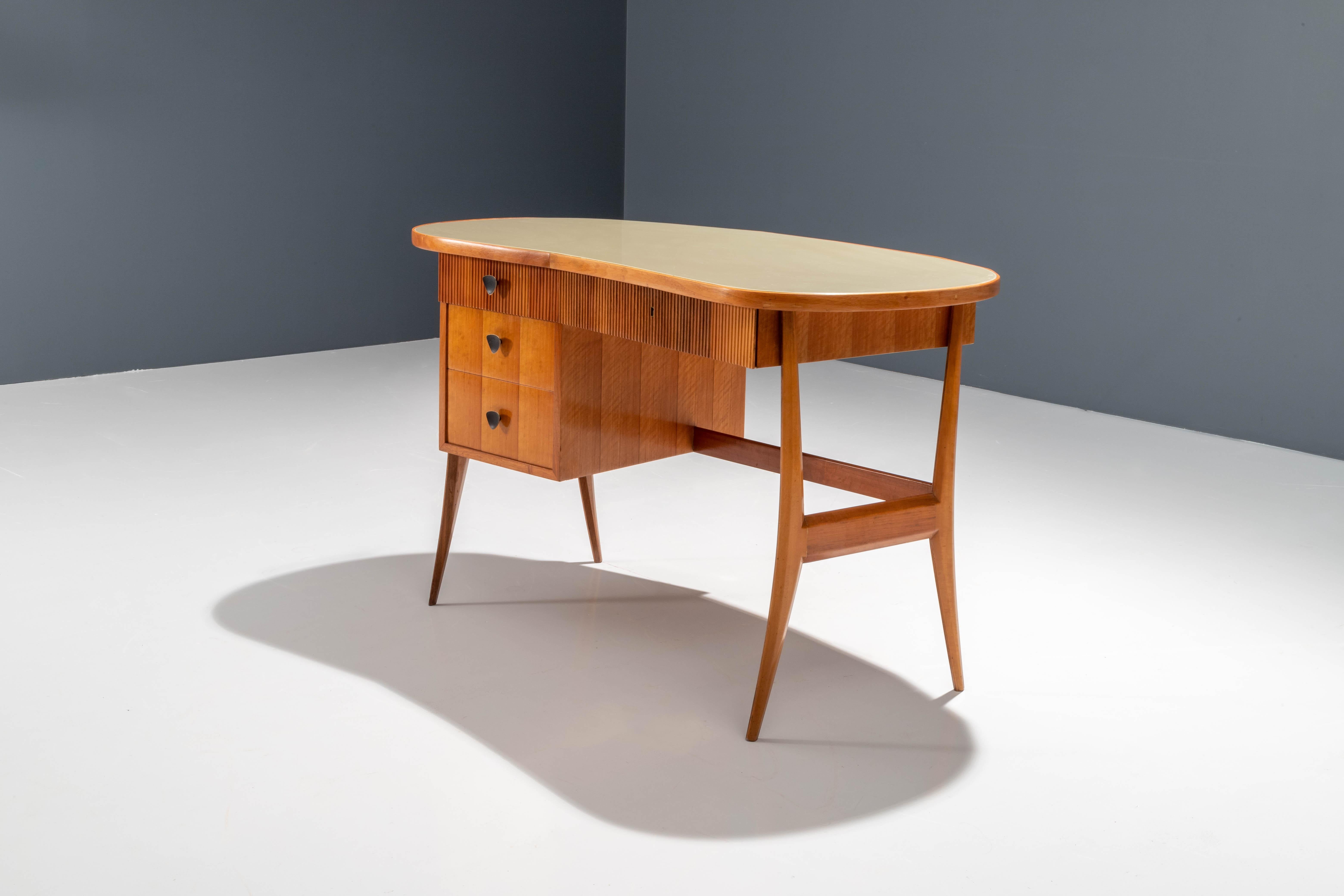 Mid-Century Modern Kidney-shaped Writing Desk in blond Wood, Brass and Glass, Italy, 1950's