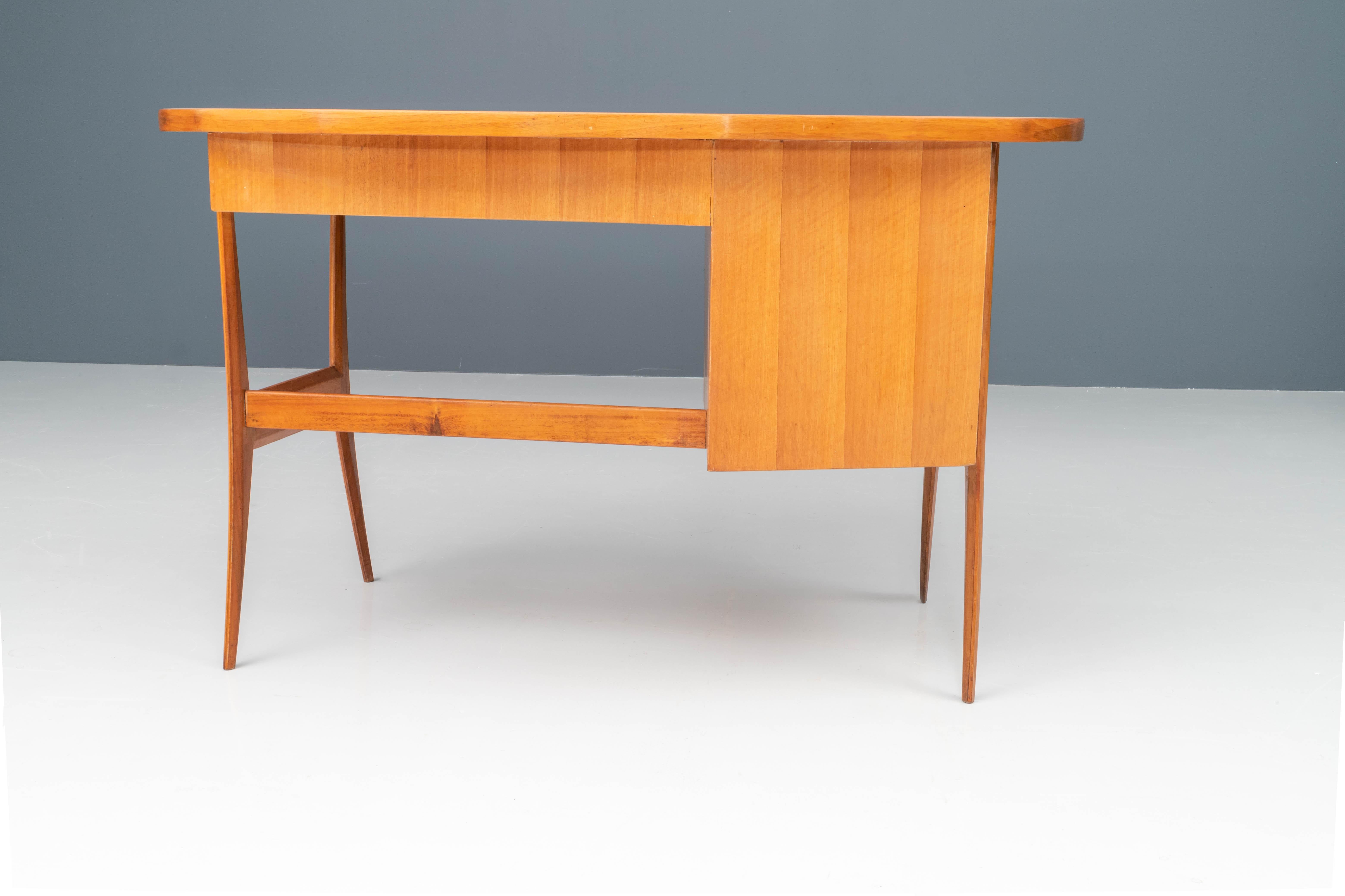 Kidney-shaped Writing Desk in blond Wood, Brass and Glass, Italy, 1950's In Good Condition In Amsterdam, NL