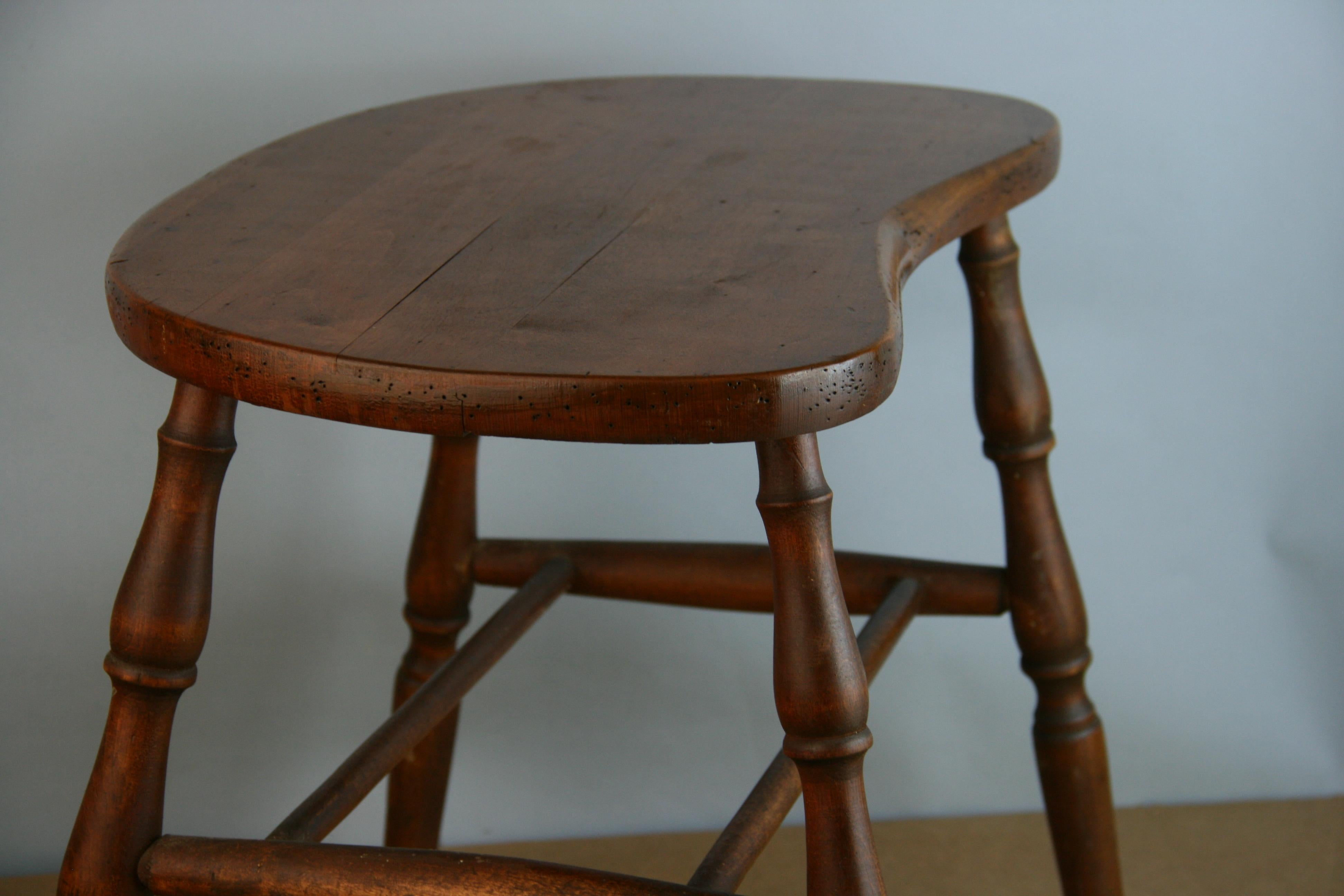 Kidney Stool Turned Leg Stool/Small Table In Good Condition In Douglas Manor, NY