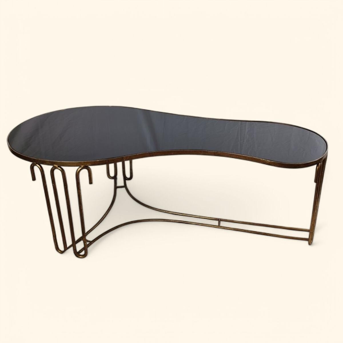 Mesa de centro con forma de riñón al estilo del modelo 