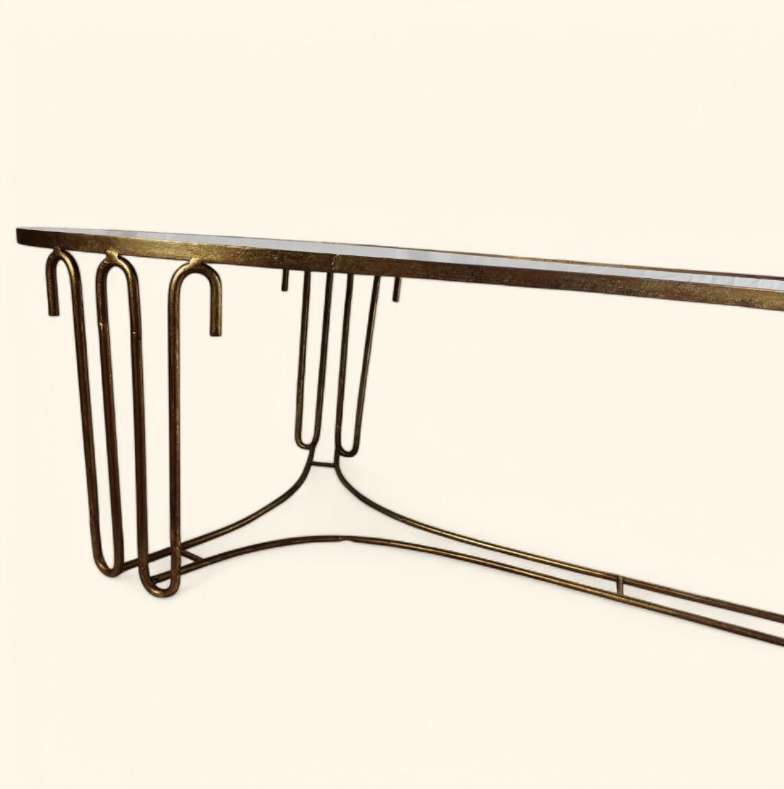 Mesa Riñonera de Metal Dorado Al Estilo de la Mesa 