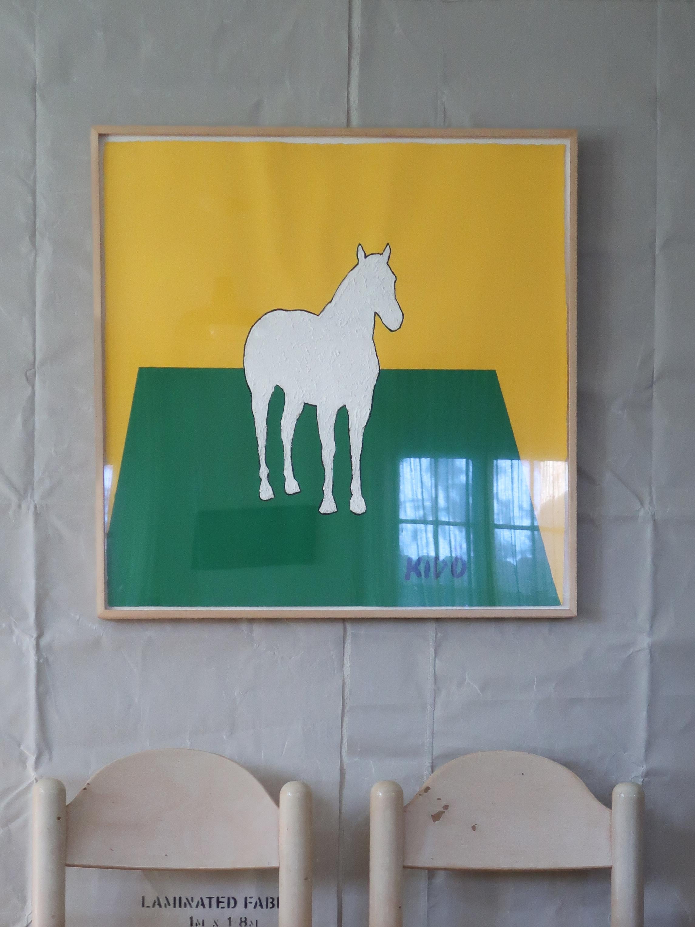 Ein lebhaftes Pop-Art-Werk des Künstlers Kido, das ein weißes Pferd vor einem gelben und grünen Hintergrund zeigt. Kühn und verspielt.