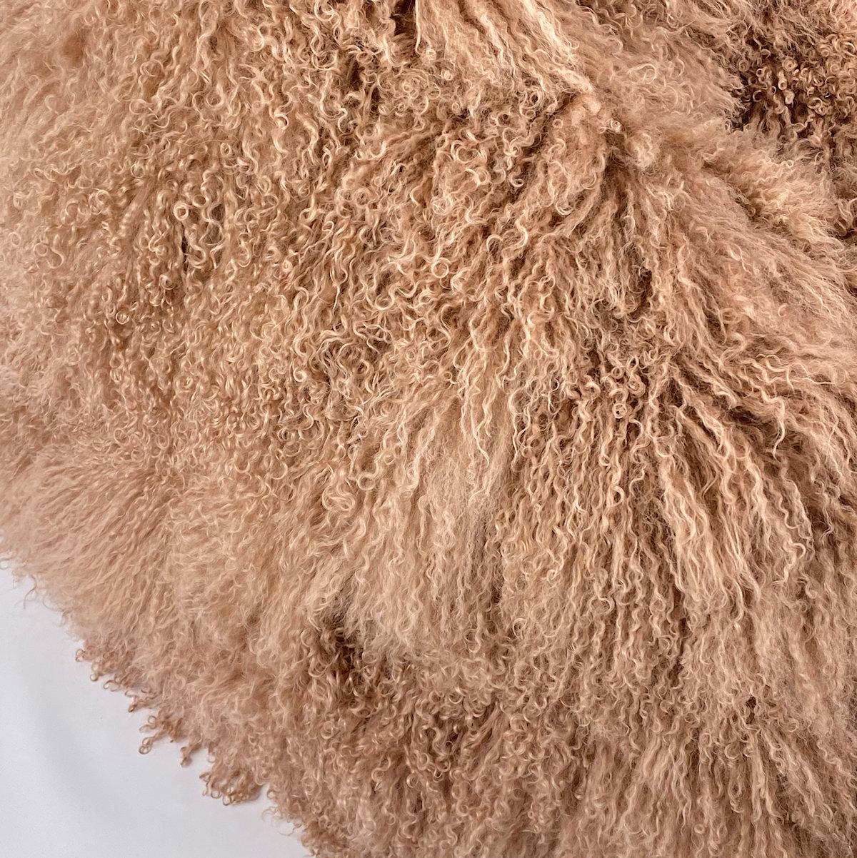 From gentle softness to perfectly tailored comfort, this rose gold, pink fur bean bag cover brings kids luxury comfort to life. The bean bag chair cover is crafted from high quality Mongolian sheepskin featuring an irresistible crimped and curly