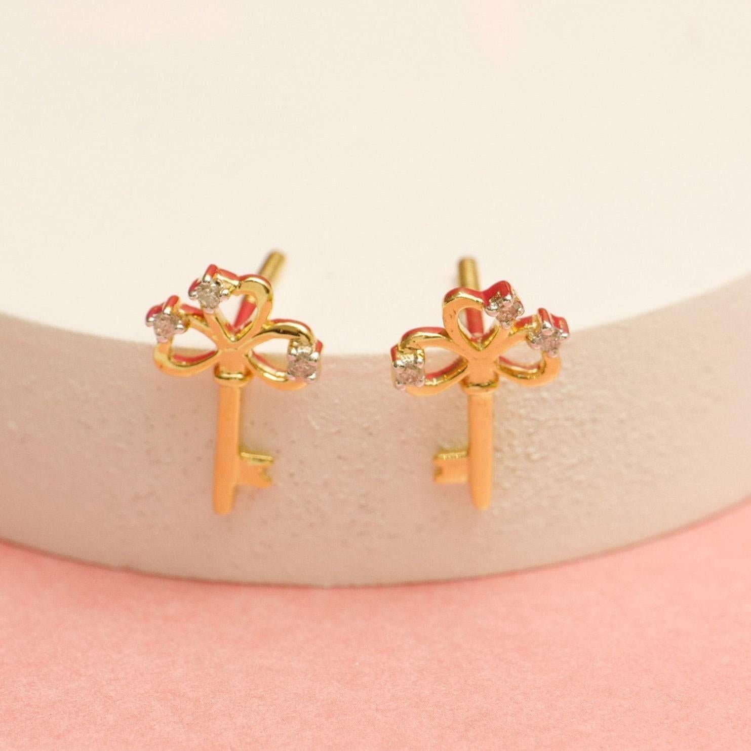 Pendientes infantiles de oro macizo de 14 quilates con diamantes en forma de llave (certificados) Art Decó en venta