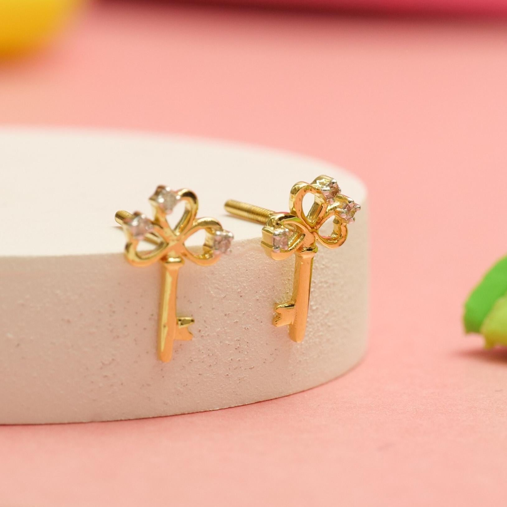 Pendientes infantiles de oro macizo de 14 quilates con diamantes en forma de llave (certificados) Corte redondo en venta