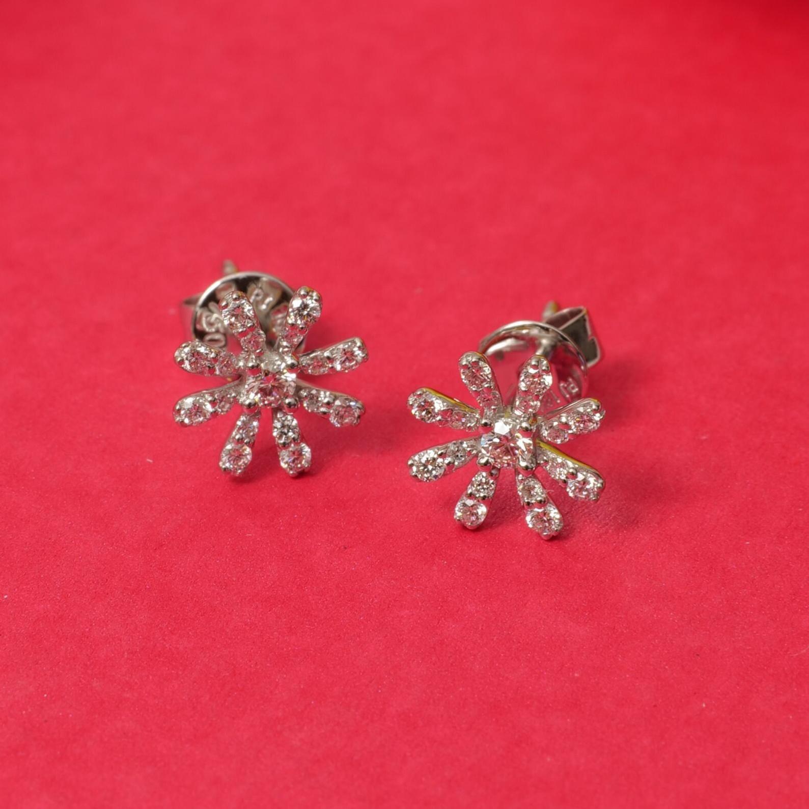 Kids Snowflake Diamond Stud Earrings in 14k Solid Gold (Certified) In New Condition For Sale In New Delhi, DL