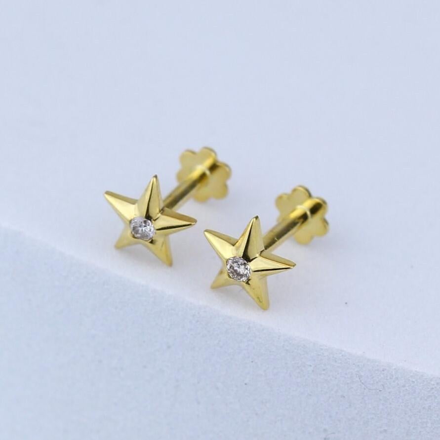 Donna Orecchini con diamanti stellati per bambini in oro massiccio 14K (certificati) in vendita