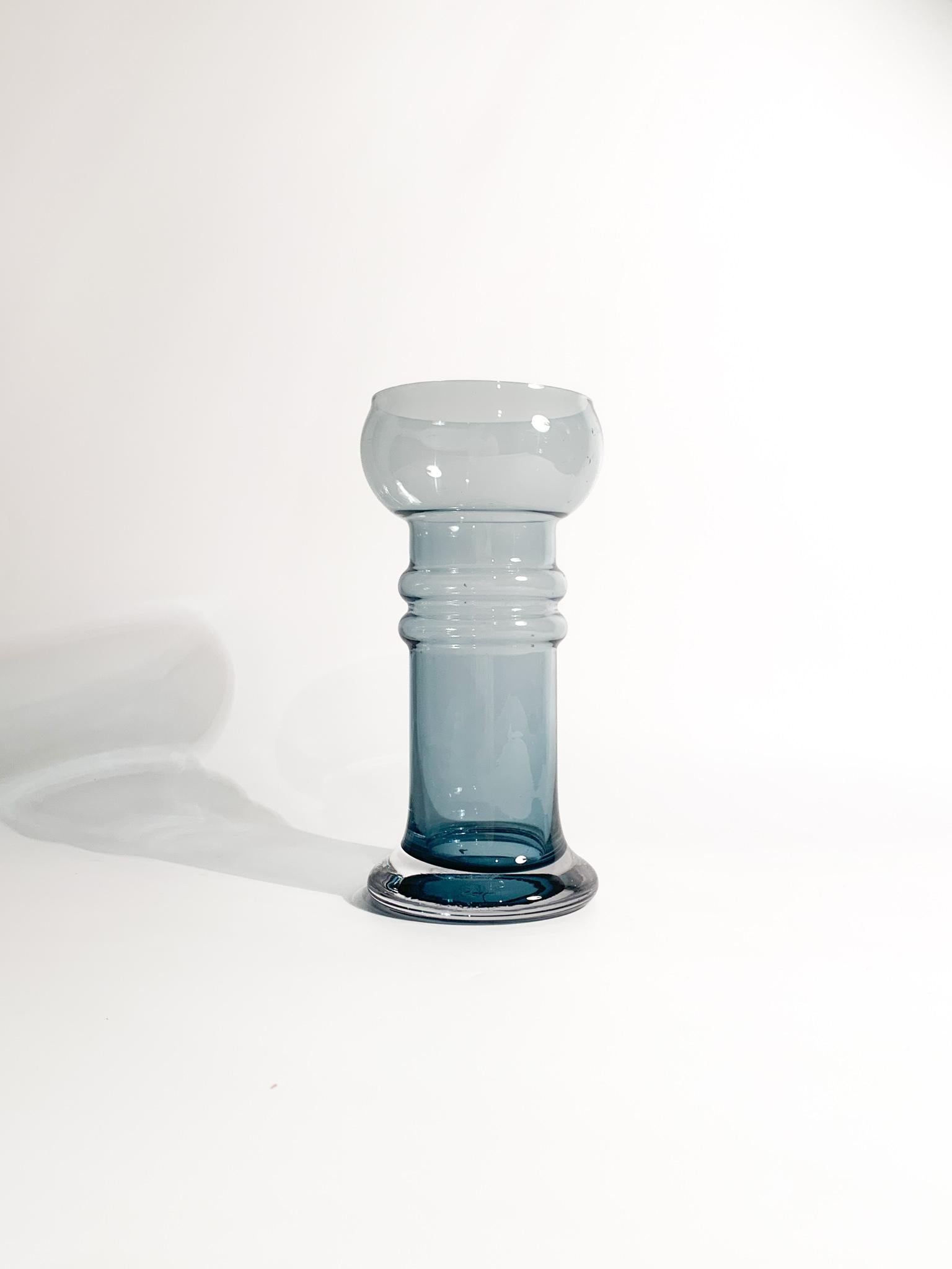 Vase aus mundgeblasenem finnischem blauem Glas, entworfen von Tamara Aladin und hergestellt von Riihimäki in den 1960er Jahren

Ø 11 cm h 20 cm