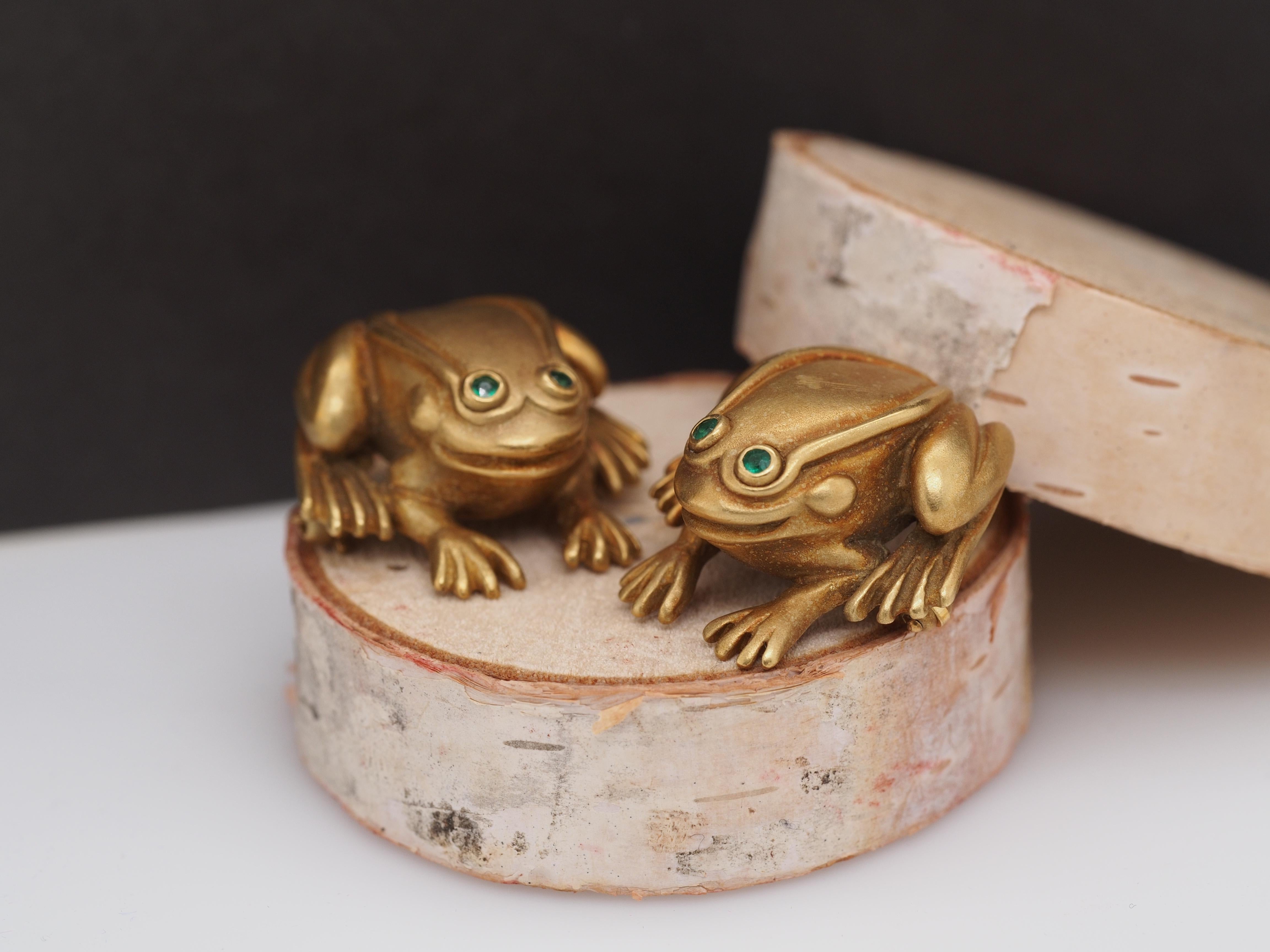 Art Deco Kielselstein Cord 18k Yellow Gold Pair of Frog Brooches with Emerald Eyes For Sale