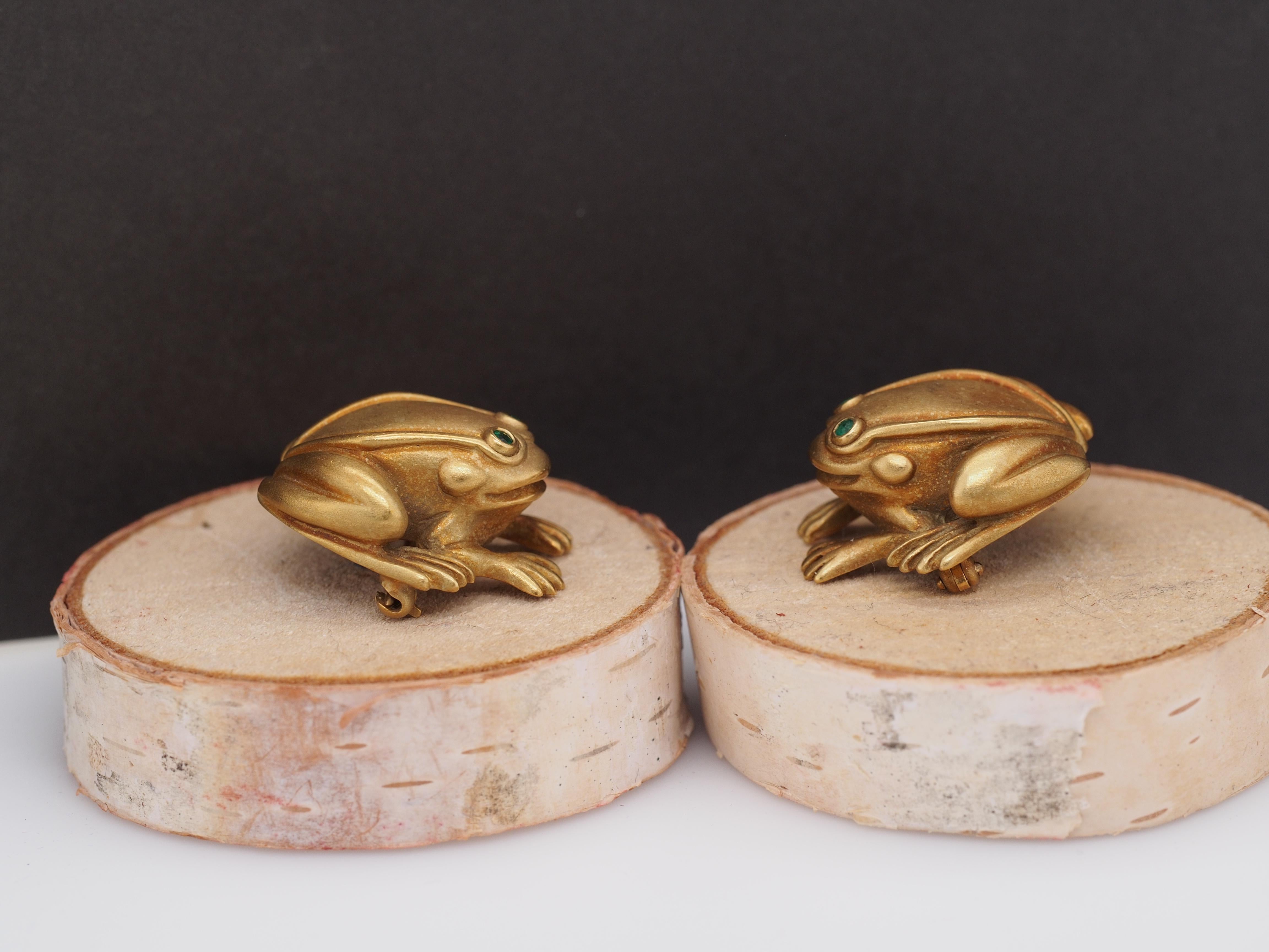 Kielselstein Cord 18k Yellow Gold Pair of Frog Brooches with Emerald Eyes In Excellent Condition For Sale In Atlanta, GA