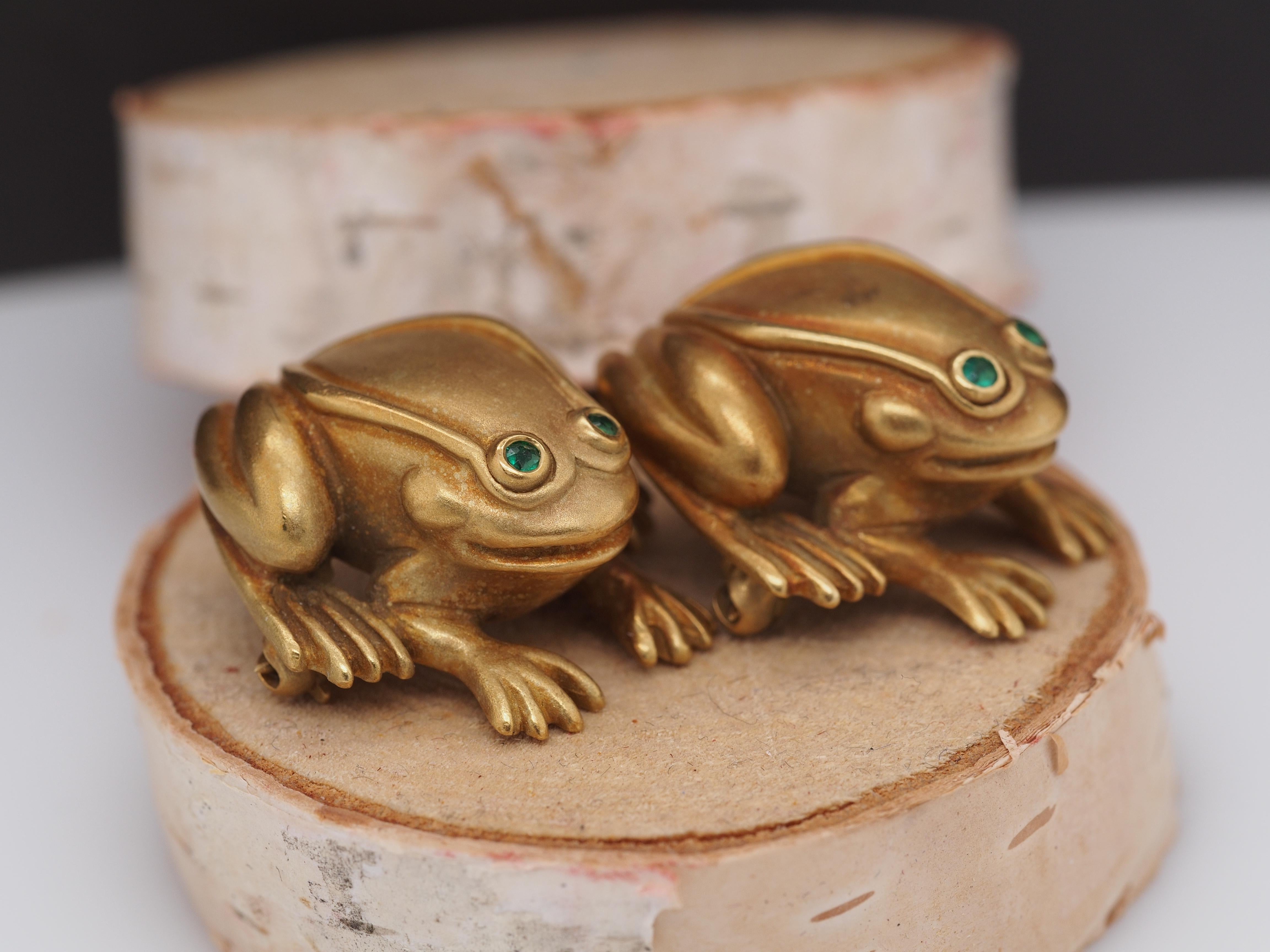 Kielselstein Cord 18k Yellow Gold Pair of Frog Brooches with Emerald Eyes For Sale 1