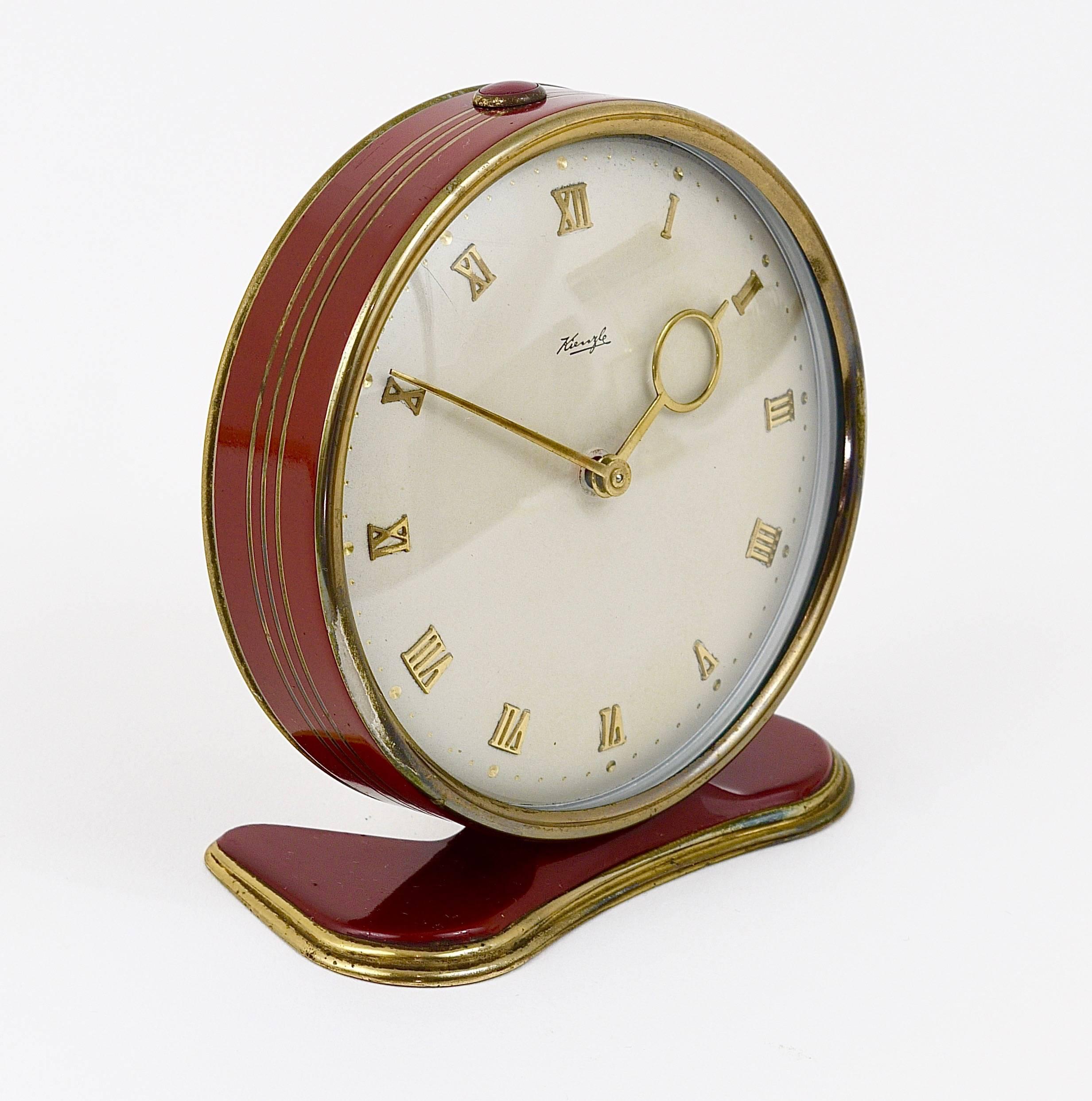 Eine schöne Art Deco Tisch- oder Schreibtischuhr aus den 1930er Jahren:: entworfen von Heinrich Moeller:: ausgeführt von Kienzle Deutschland. Diese Uhr hat ein rot-goldenes Messinggehäuse und ein schönes Zifferblatt mit schönen Zeigern. Die Uhr ist